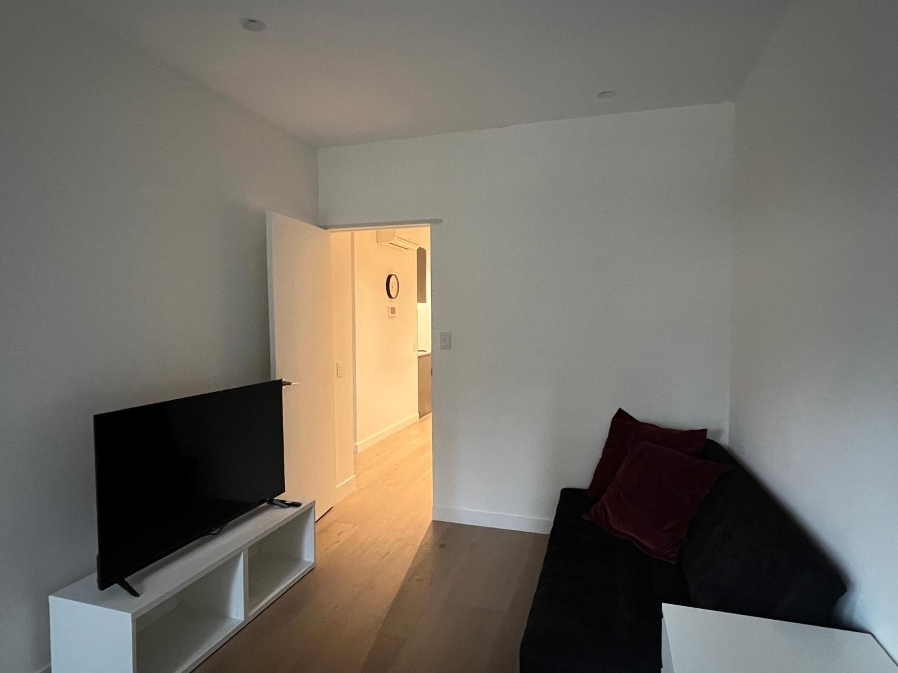Wsp 2Br +balcony/free parking /heated pool/sauna/gym