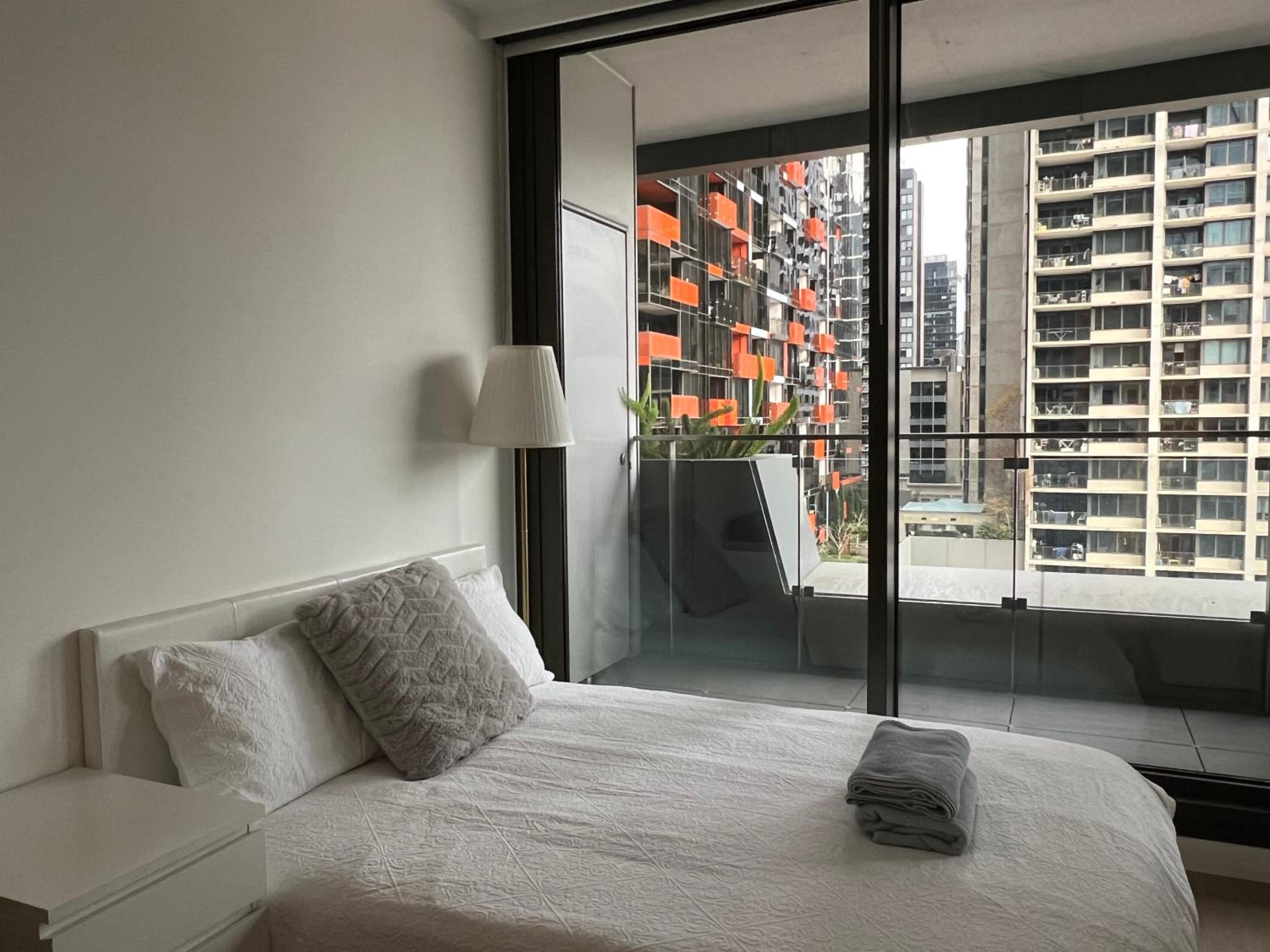 Wsp 2Br +balcony/free parking /heated pool/sauna/gym