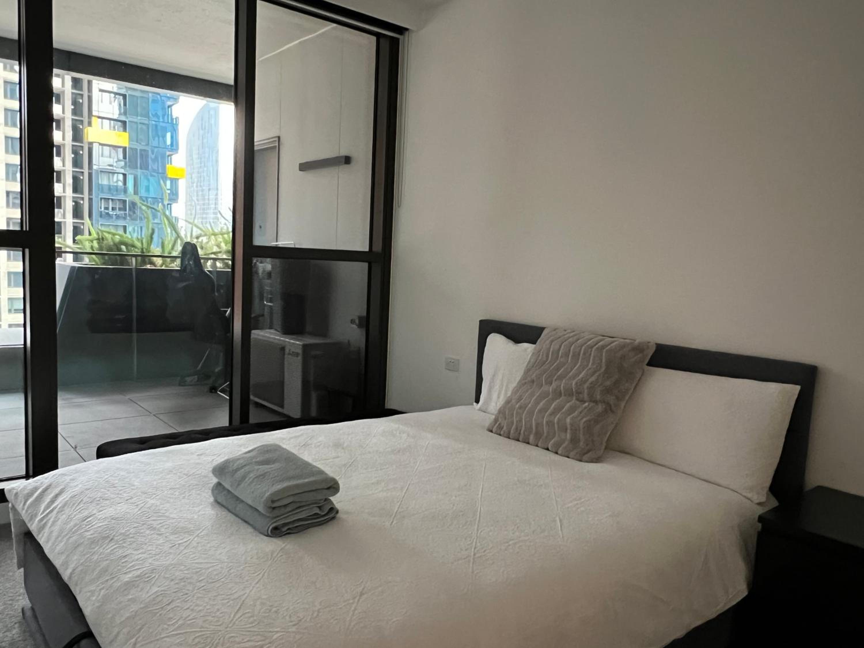 Wsp 2Br +balcony/free parking /heated pool/sauna/gym