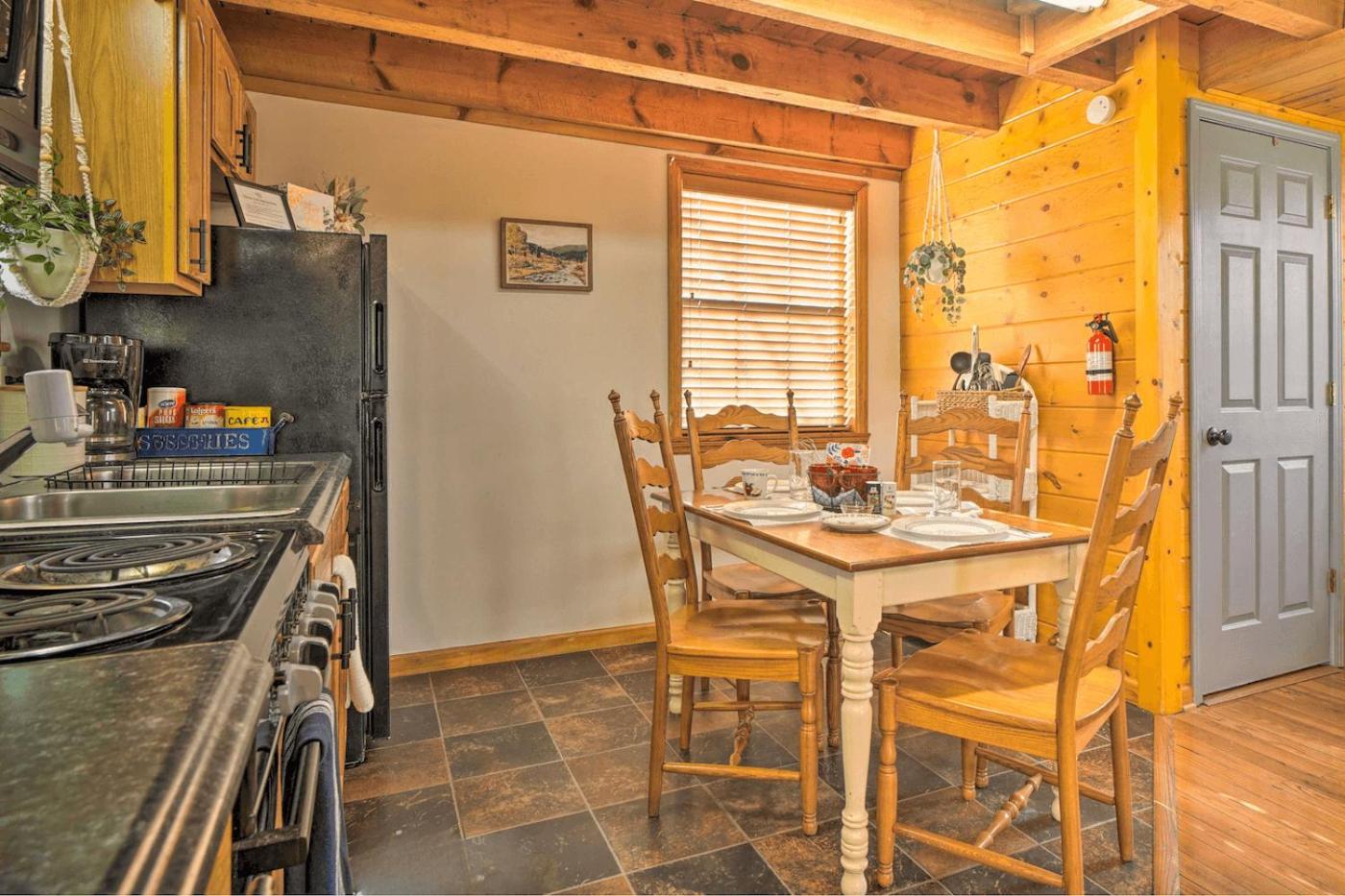 CREEKSIDE Cabin w/ LOFT by Pigeon Forge view 4
