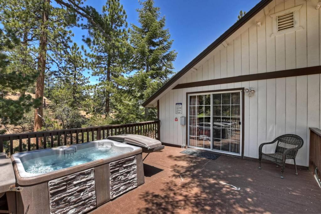 Skyhigh Chalet Spa Near The Village & Lake view 5