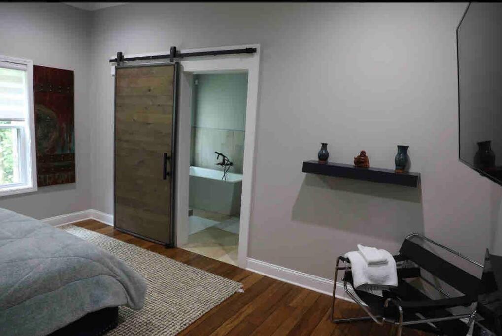 Luxurious Basement Apartment