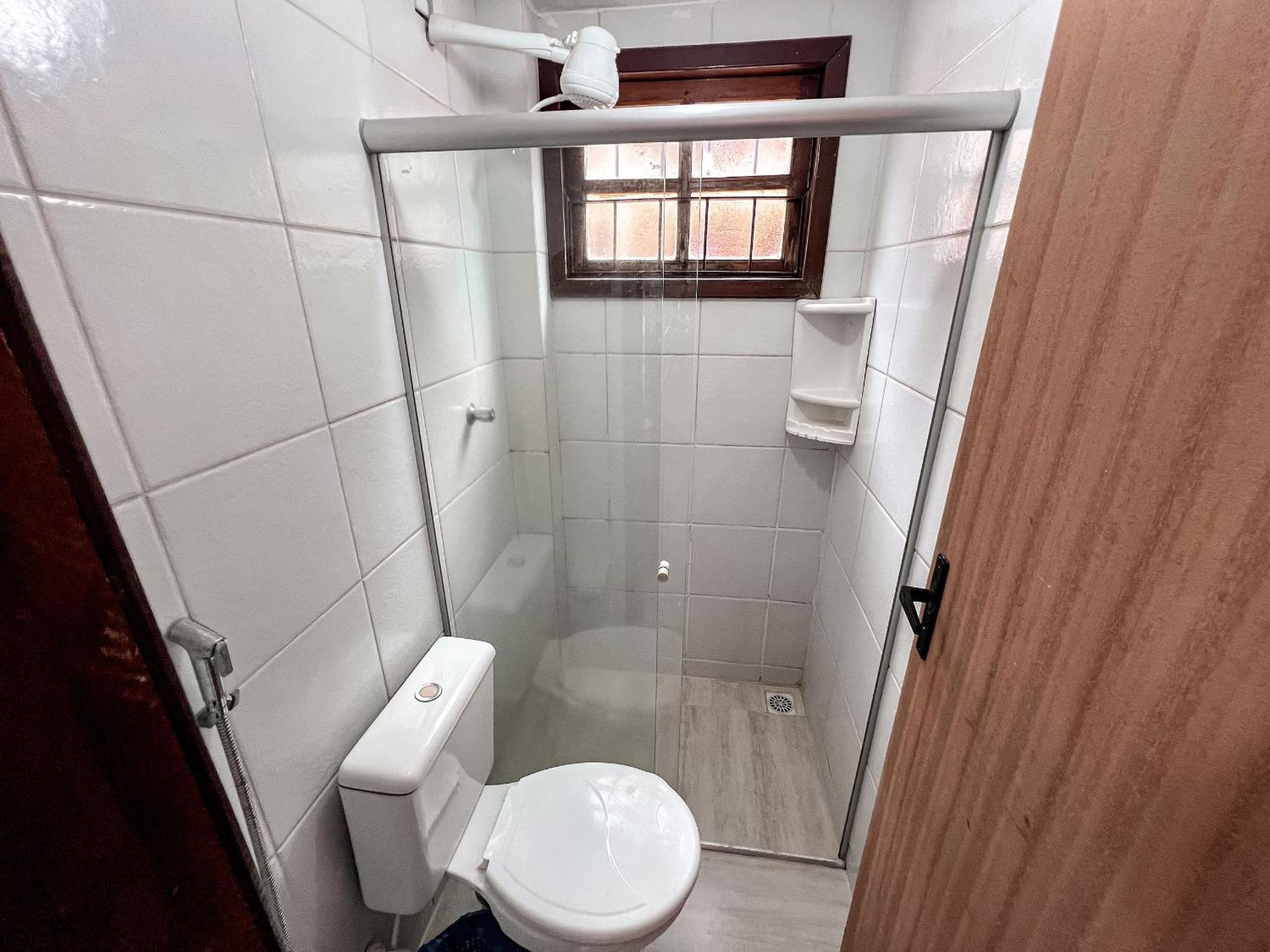 Casas com 2 ou 3 suítes (todas com ar split), com internet privativa 300MBPSno Residencial Nazareth, localizado a aproximadamente 80m da praia de Taperapuã