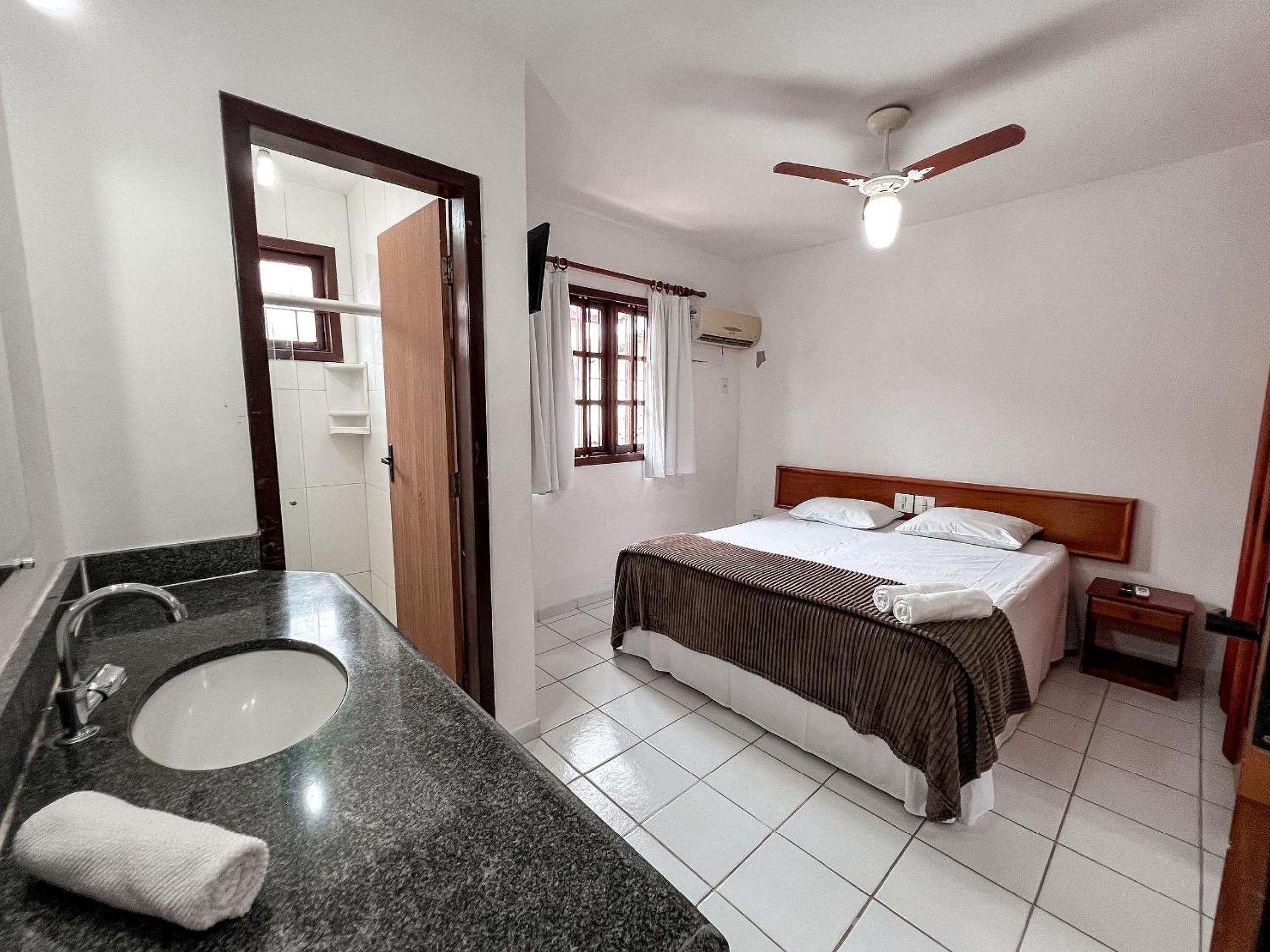 Casas com 2 ou 3 suítes (todas com ar split), com internet privativa 300MBPSno Residencial Nazareth, localizado a aproximadamente 80m da praia de Taperapuã