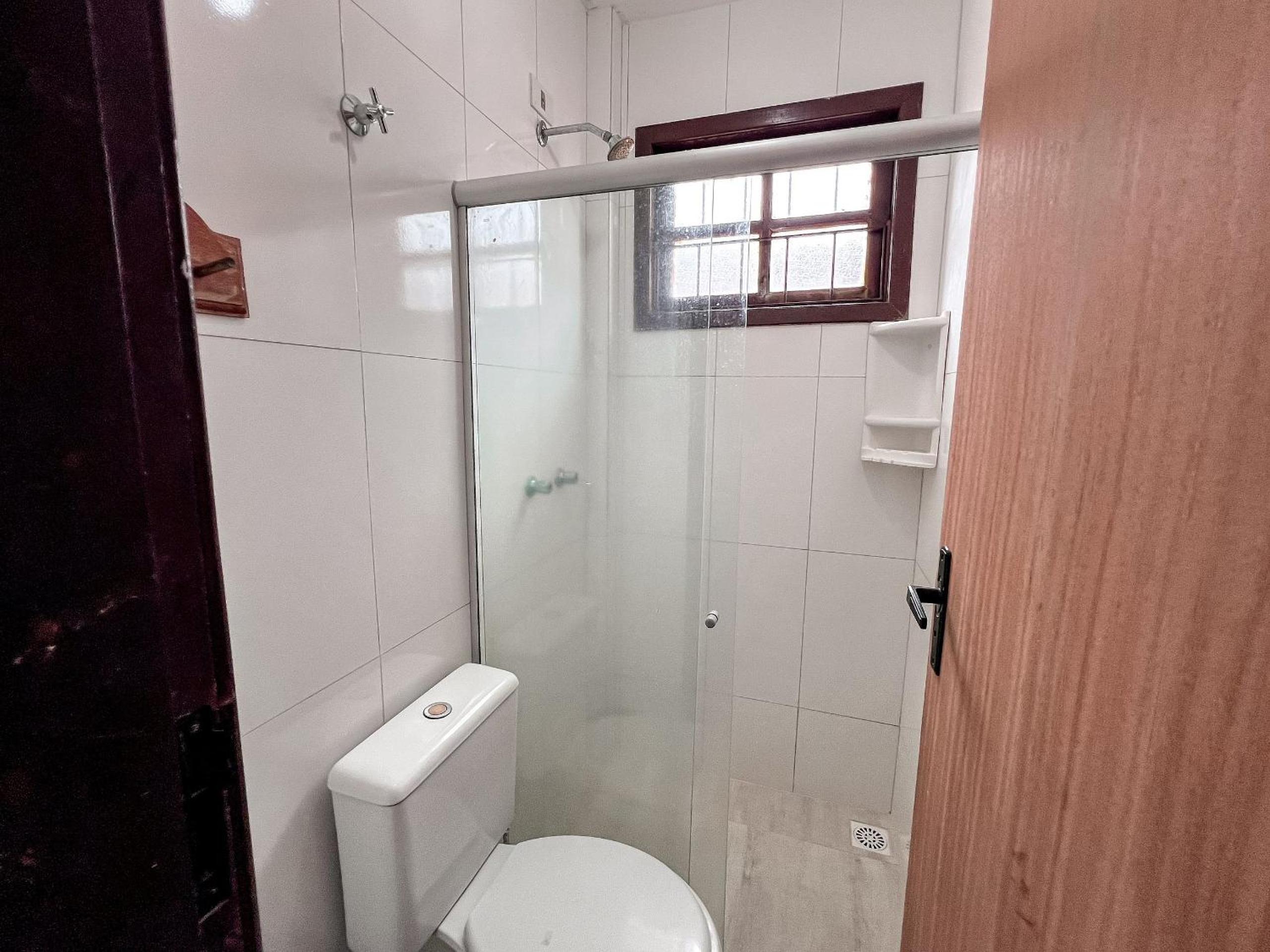 Casas com 2 ou 3 suítes (todas com ar split), com internet privativa 300MBPSno Residencial Nazareth, localizado a aproximadamente 80m da praia de Taperapuã