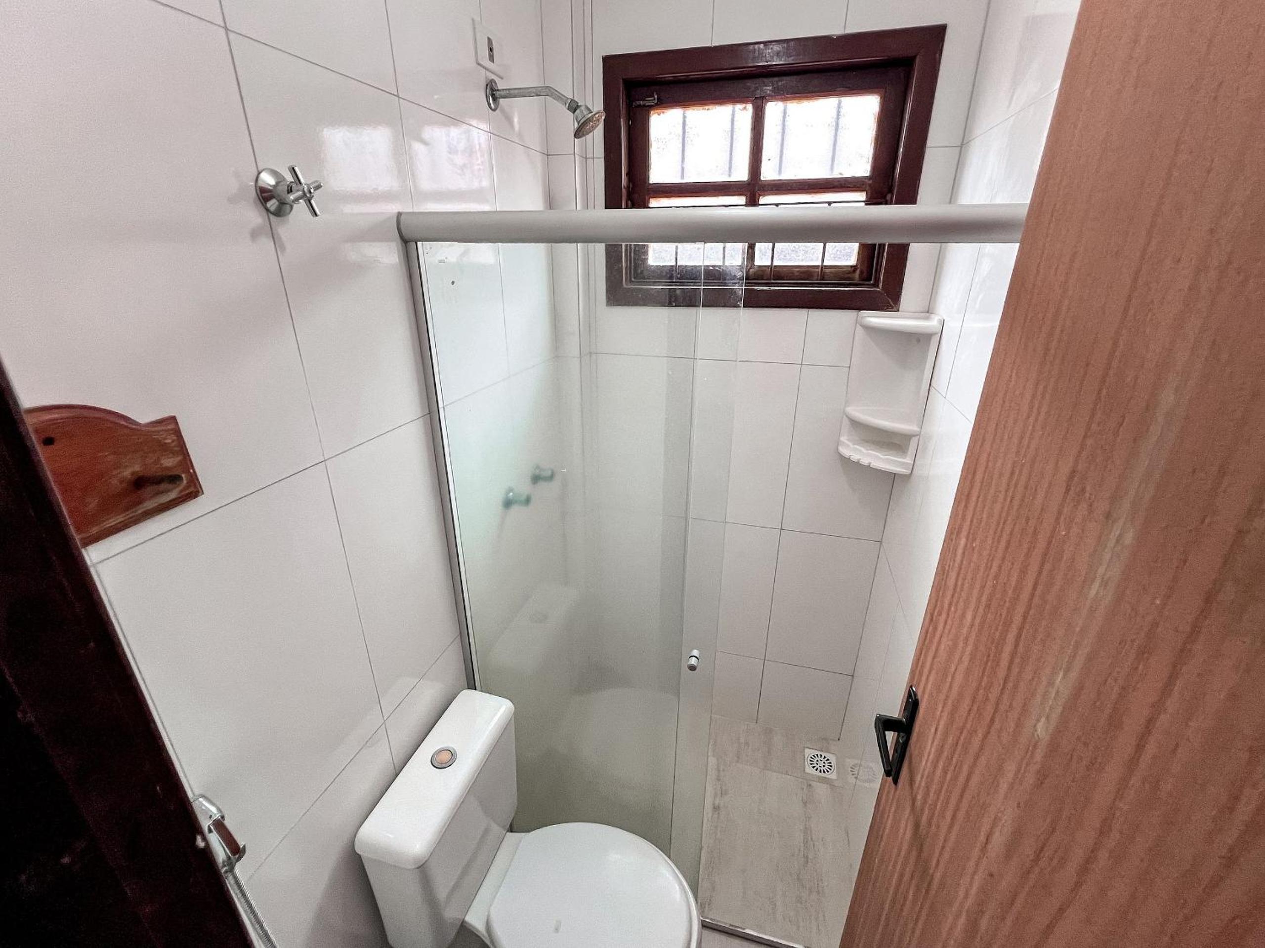 Casas com 2 ou 3 suítes (todas com ar split), com internet privativa 300MBPSno Residencial Nazareth, localizado a aproximadamente 80m da praia de Taperapuã
