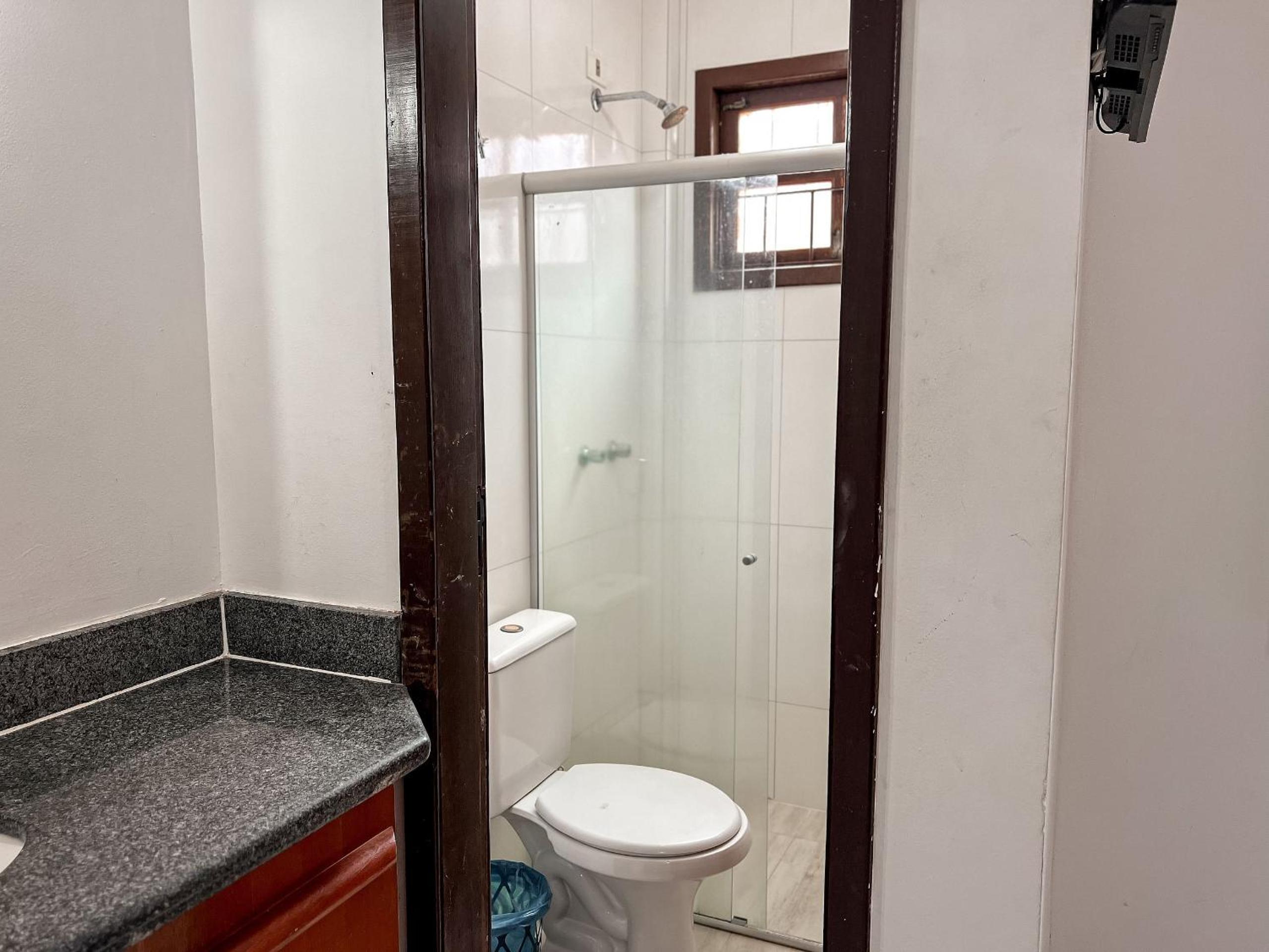 Casas com 2 ou 3 suítes (todas com ar split), com internet privativa 300MBPSno Residencial Nazareth, localizado a aproximadamente 80m da praia de Taperapuã