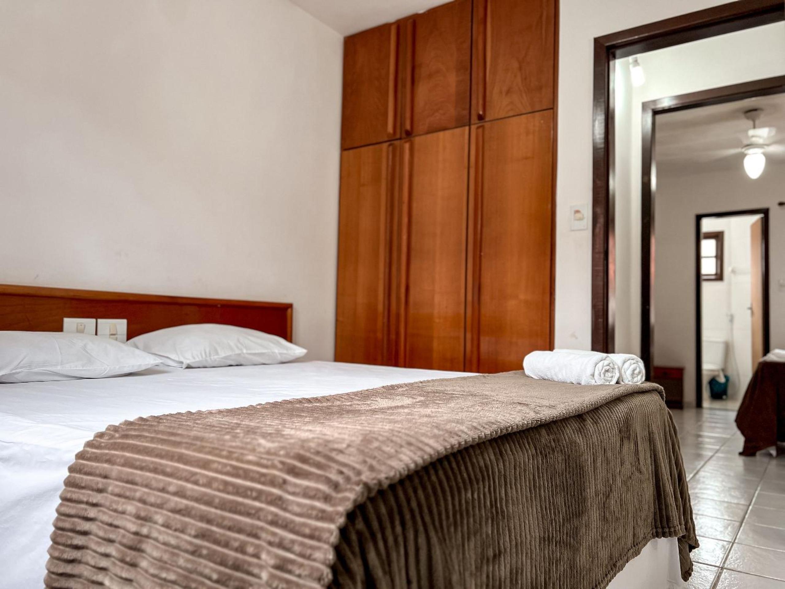 Casas com 2 ou 3 suítes (todas com ar split), com internet privativa 300MBPSno Residencial Nazareth, localizado a aproximadamente 80m da praia de Taperapuã