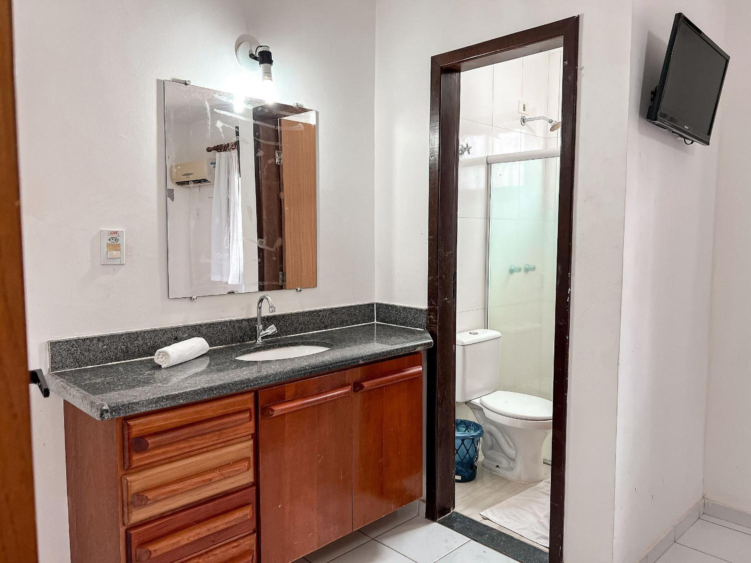Casas com 2 ou 3 suítes (todas com ar split), com internet privativa 300MBPSno Residencial Nazareth, localizado a aproximadamente 80m da praia de Taperapuã