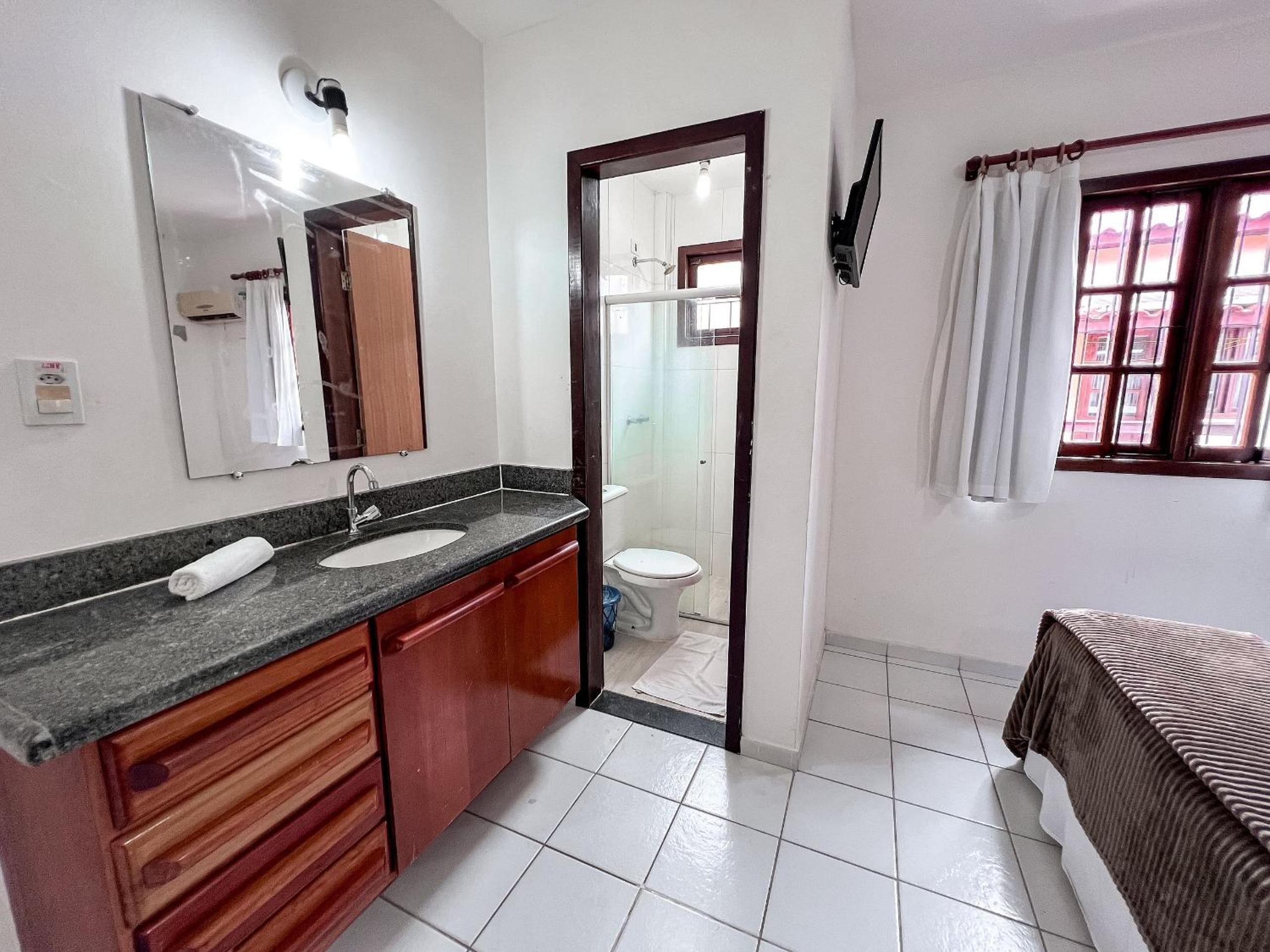 Casas com 2 ou 3 suítes (todas com ar split), com internet privativa 300MBPSno Residencial Nazareth, localizado a aproximadamente 80m da praia de Taperapuã