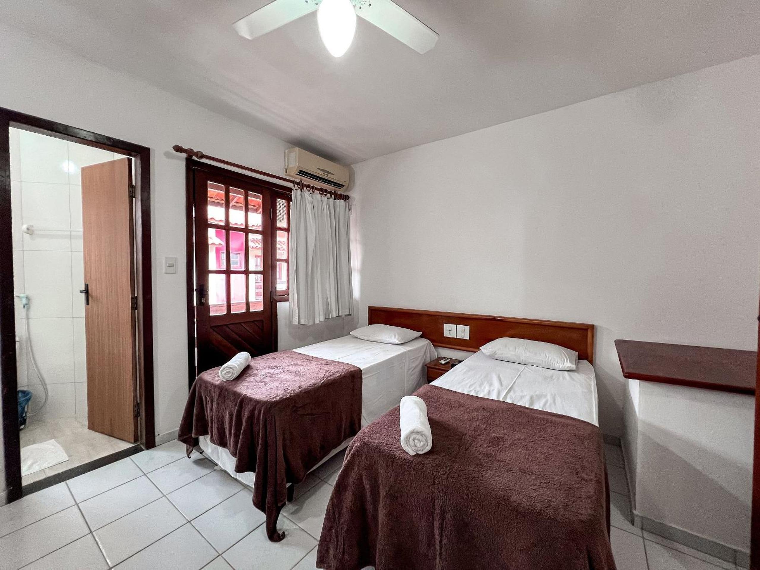 Casas com 2 ou 3 suítes (todas com ar split), com internet privativa 300MBPSno Residencial Nazareth, localizado a aproximadamente 80m da praia de Taperapuã