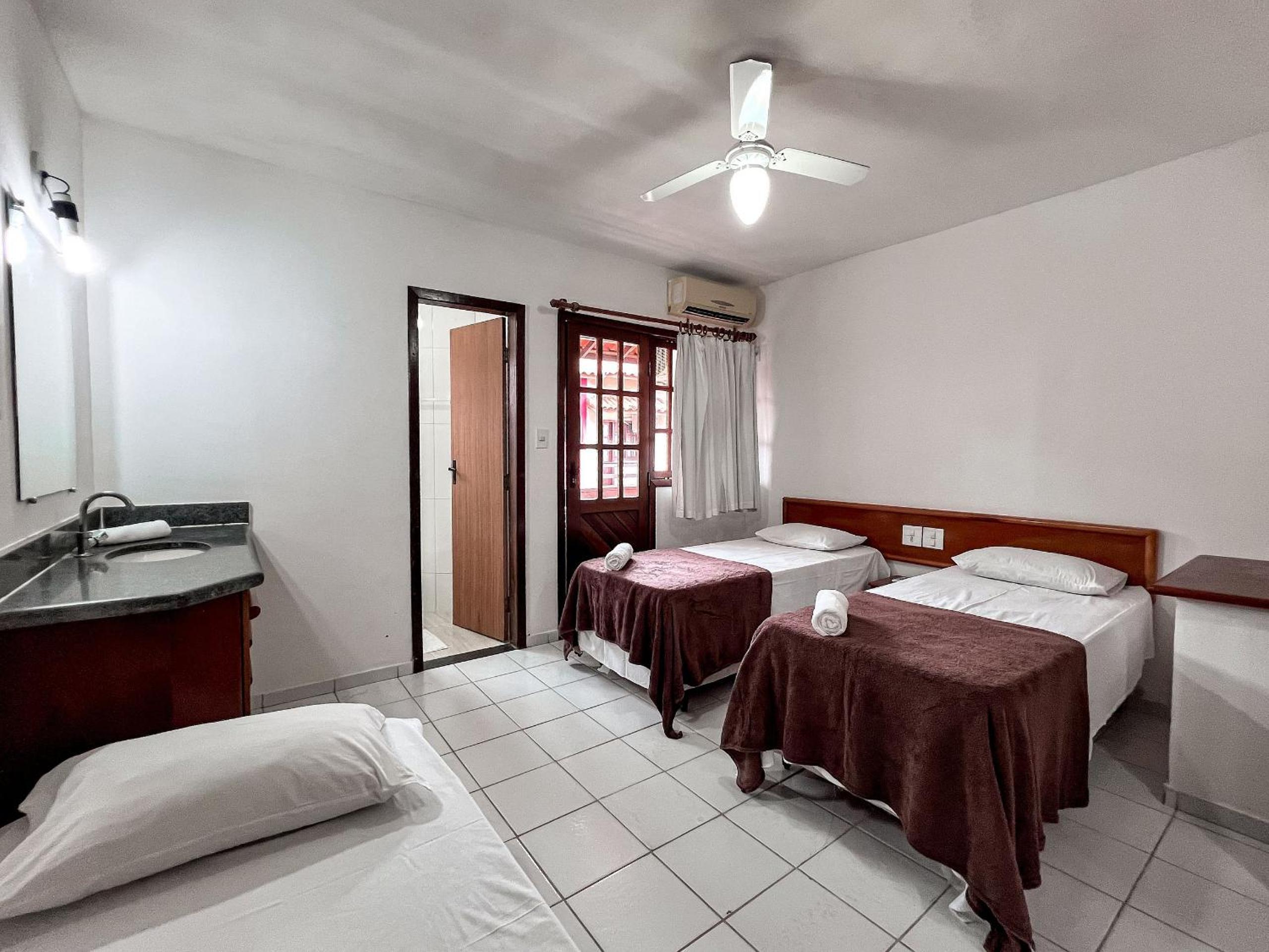 Casas com 2 ou 3 suítes (todas com ar split), com internet privativa 300MBPSno Residencial Nazareth, localizado a aproximadamente 80m da praia de Taperapuã