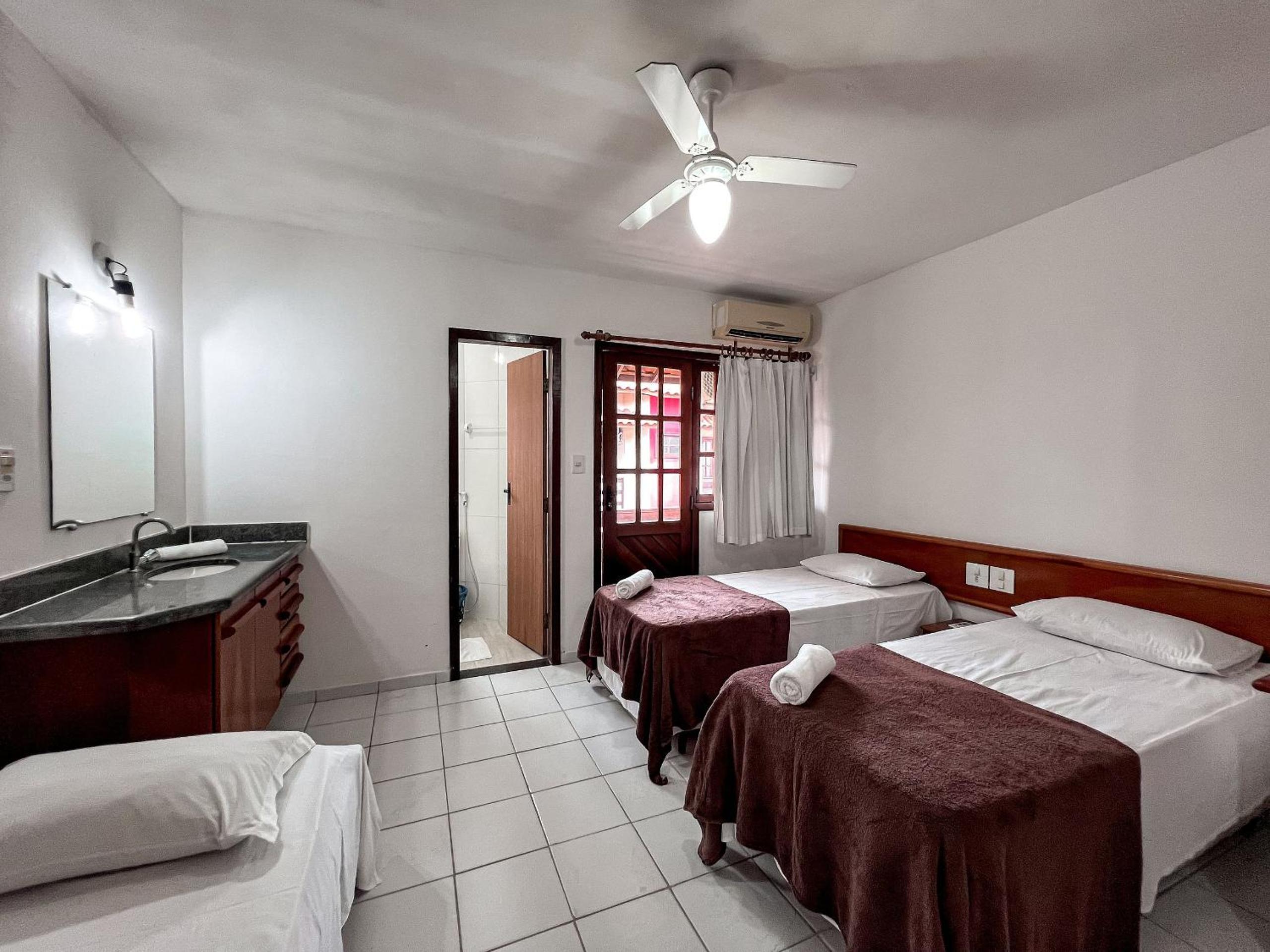 Casas com 2 ou 3 suítes (todas com ar split), com internet privativa 300MBPSno Residencial Nazareth, localizado a aproximadamente 80m da praia de Taperapuã