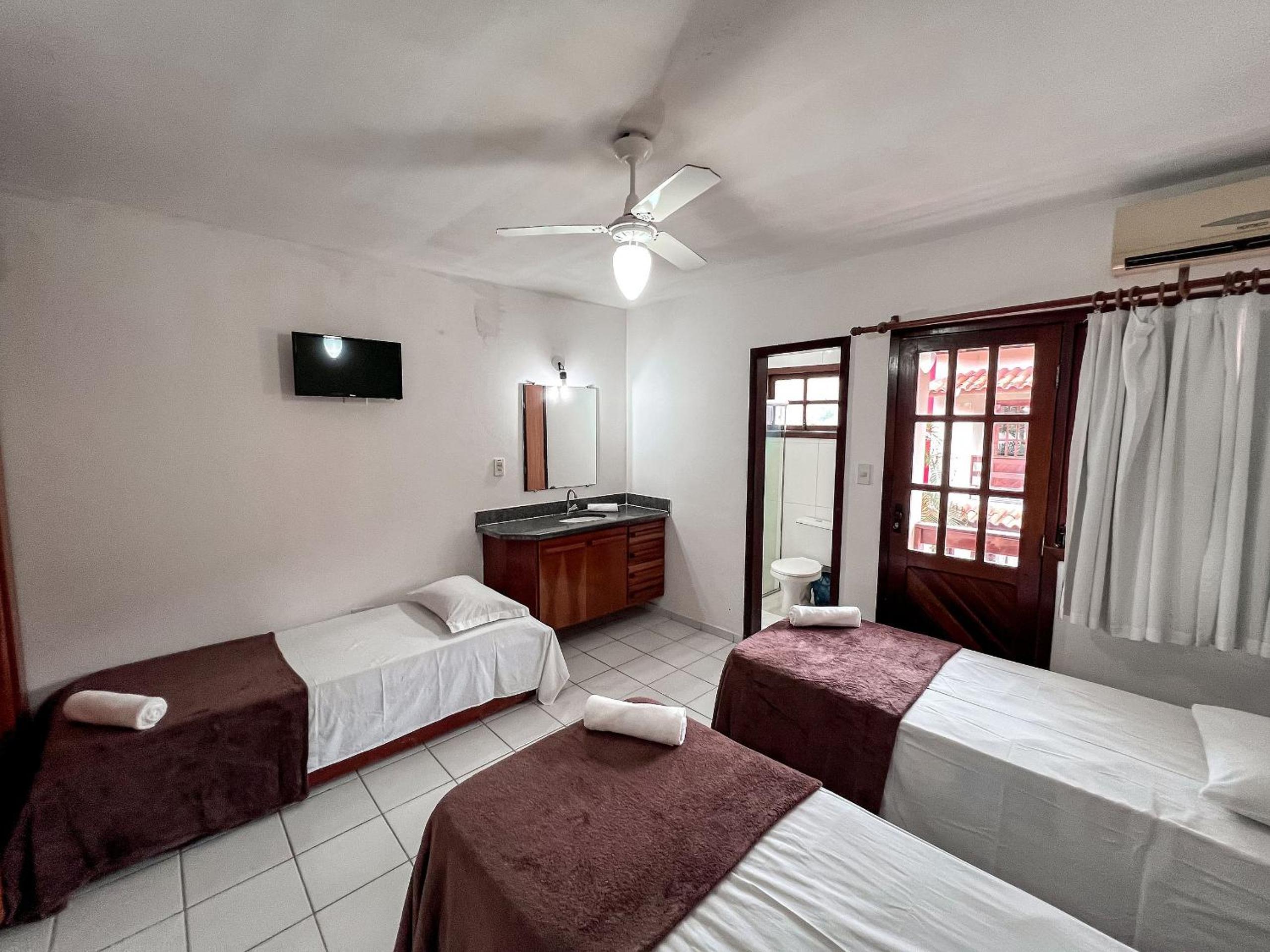 Casas com 2 ou 3 suítes (todas com ar split), com internet privativa 300MBPSno Residencial Nazareth, localizado a aproximadamente 80m da praia de Taperapuã