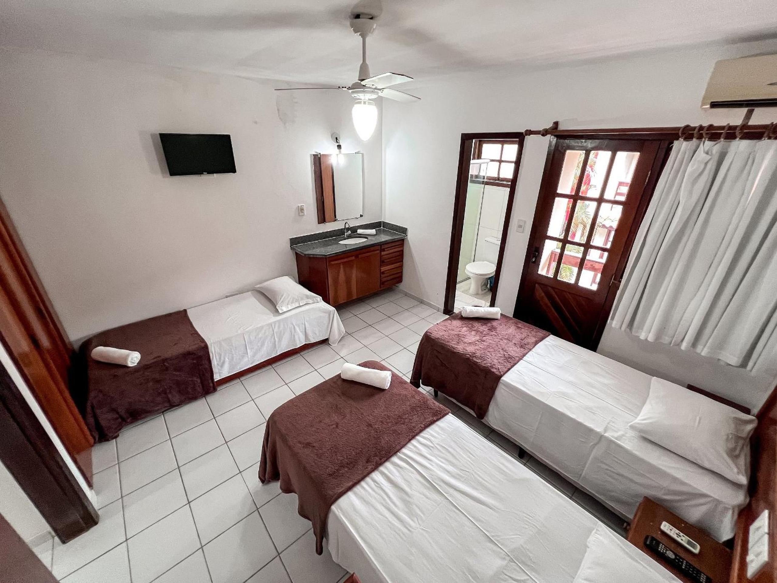 Casas com 2 ou 3 suítes (todas com ar split), com internet privativa 300MBPSno Residencial Nazareth, localizado a aproximadamente 80m da praia de Taperapuã