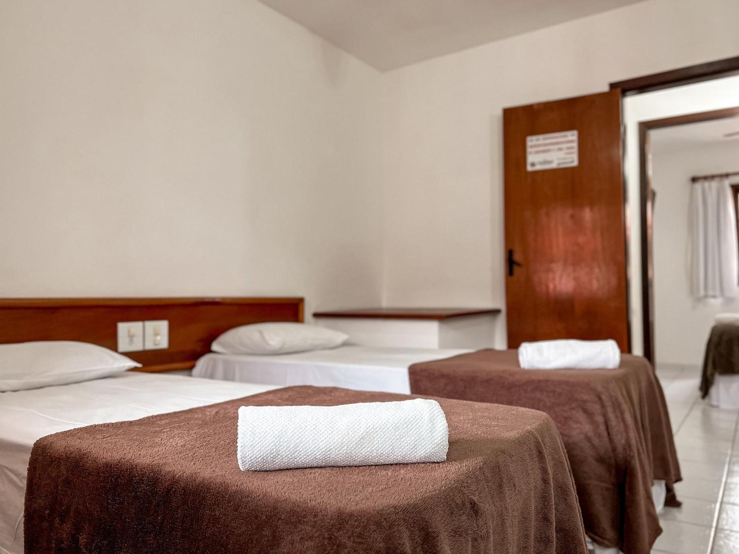 Casas com 2 ou 3 suítes (todas com ar split), com internet privativa 300MBPSno Residencial Nazareth, localizado a aproximadamente 80m da praia de Taperapuã