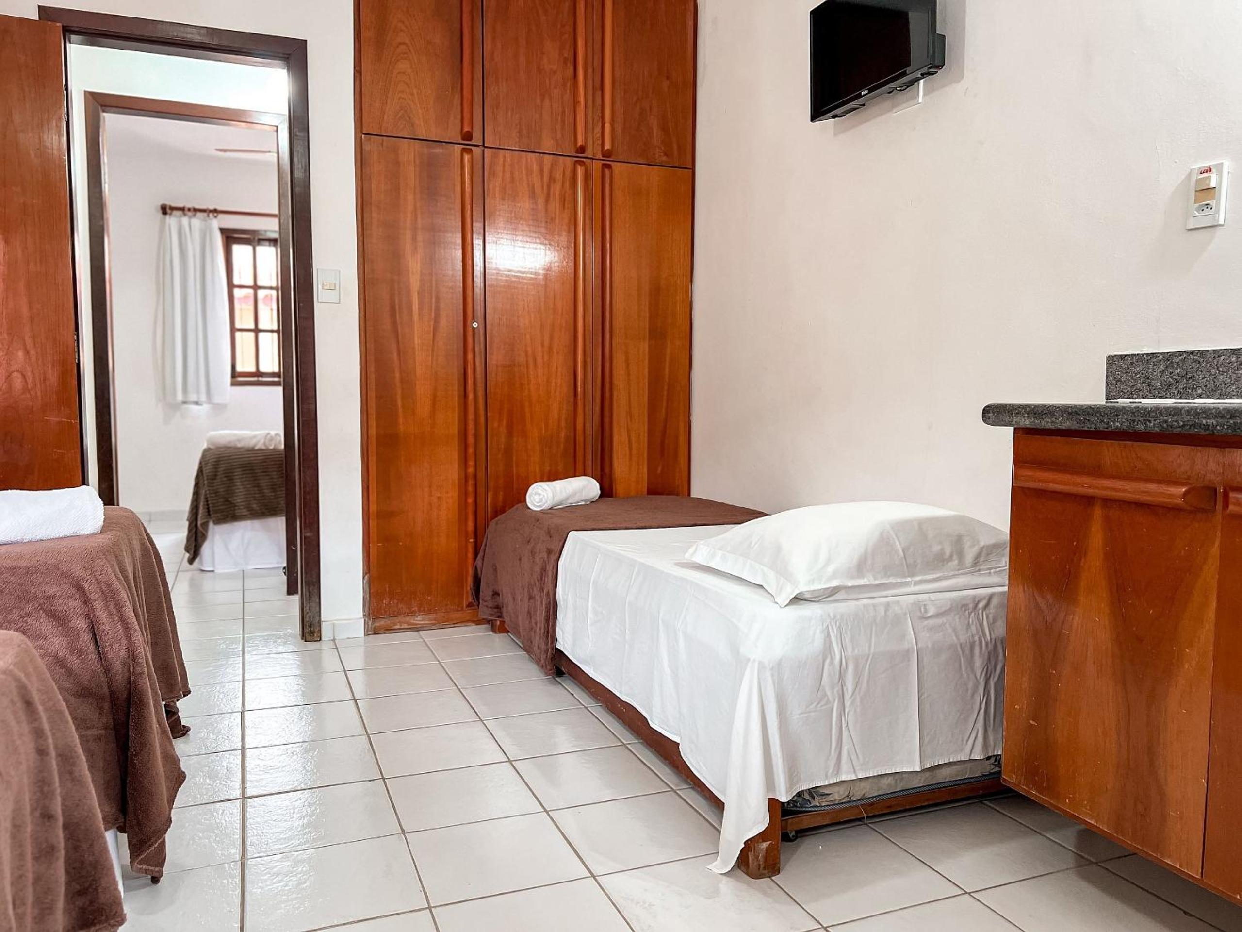Casas com 2 ou 3 suítes (todas com ar split), com internet privativa 300MBPSno Residencial Nazareth, localizado a aproximadamente 80m da praia de Taperapuã