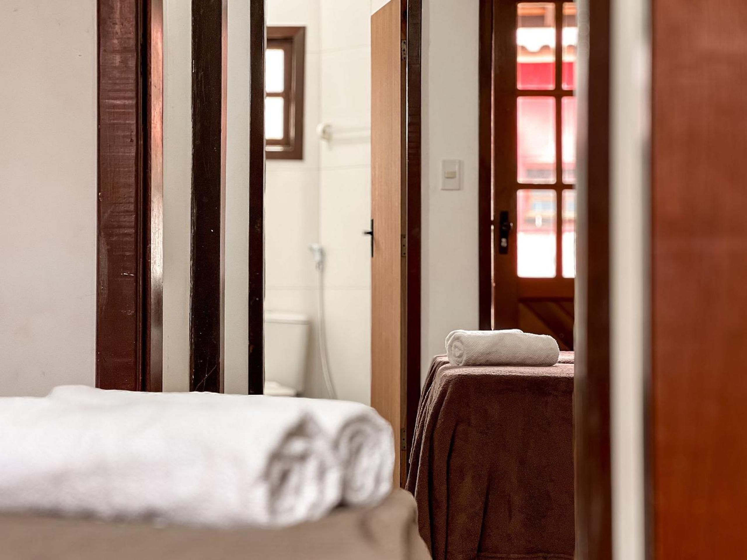 Casas com 2 ou 3 suítes (todas com ar split), com internet privativa 300MBPSno Residencial Nazareth, localizado a aproximadamente 80m da praia de Taperapuã
