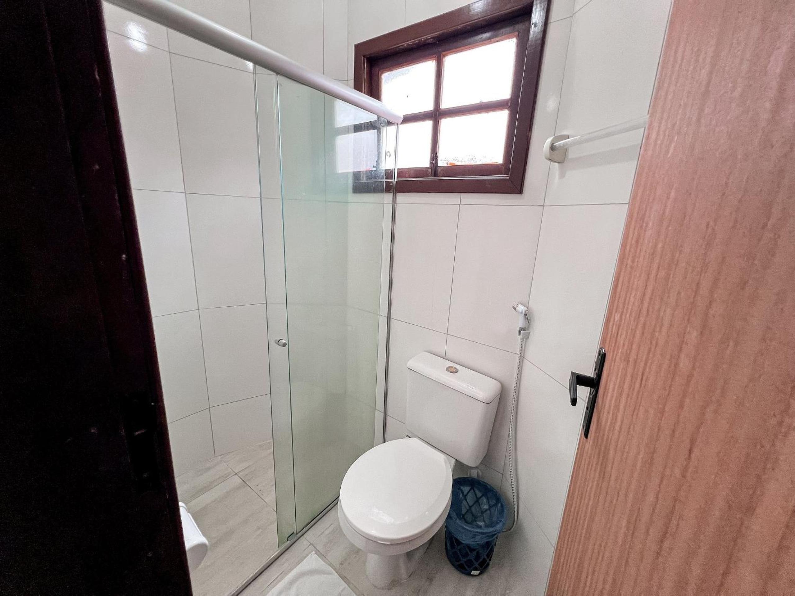 Casas com 2 ou 3 suítes (todas com ar split), com internet privativa 300MBPSno Residencial Nazareth, localizado a aproximadamente 80m da praia de Taperapuã