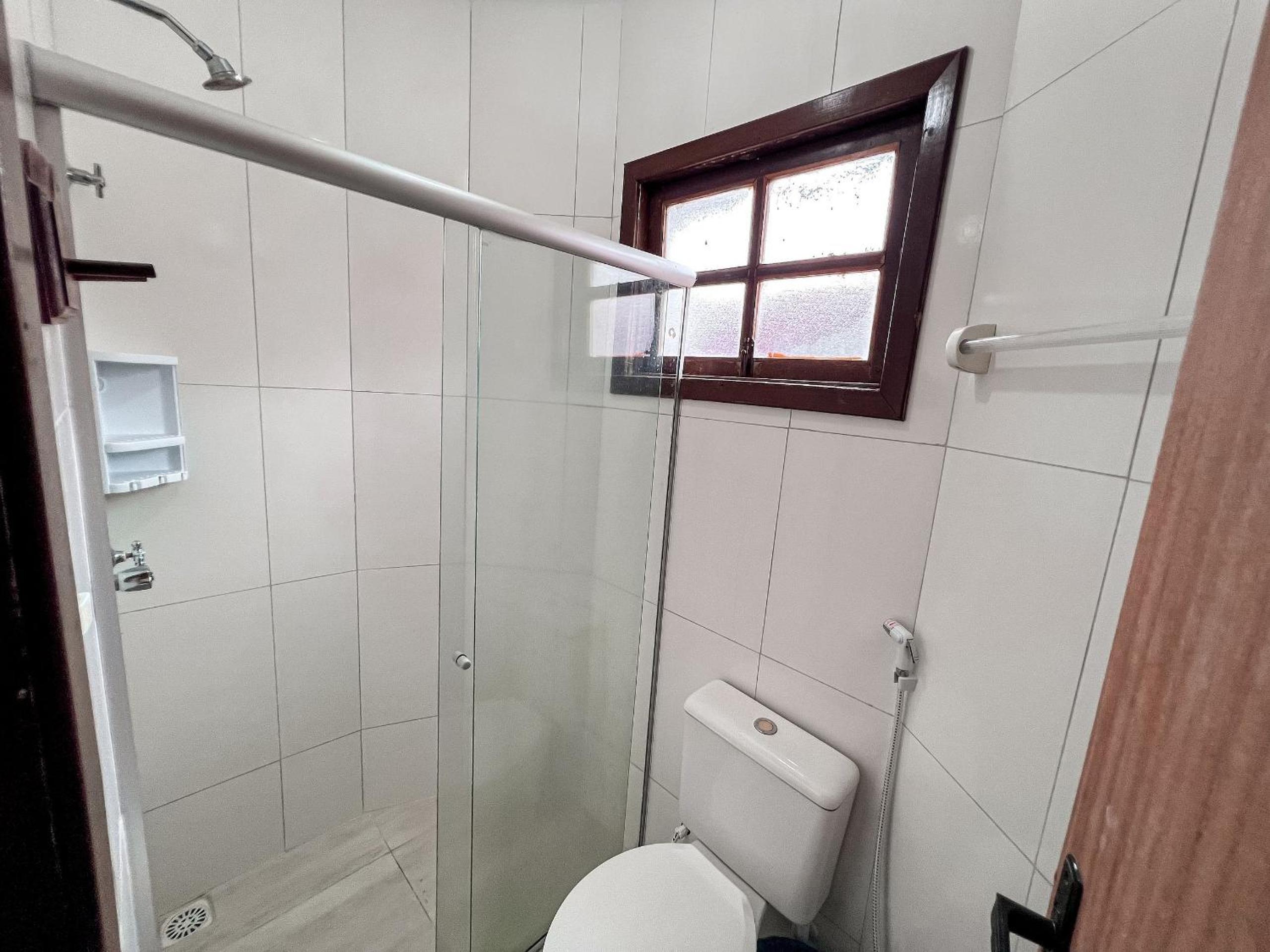 Casas com 2 ou 3 suítes (todas com ar split), com internet privativa 300MBPSno Residencial Nazareth, localizado a aproximadamente 80m da praia de Taperapuã
