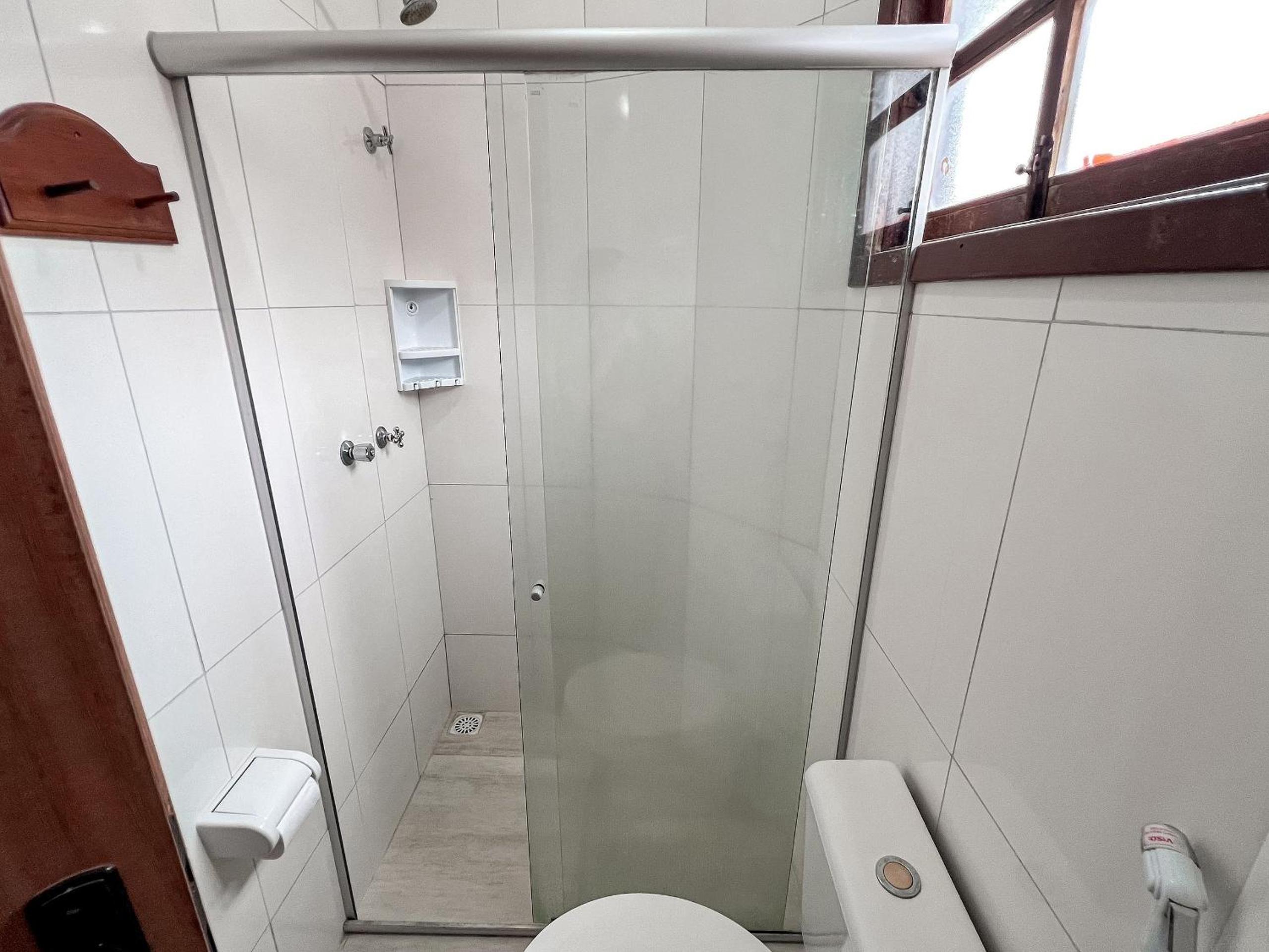 Casas com 2 ou 3 suítes (todas com ar split), com internet privativa 300MBPSno Residencial Nazareth, localizado a aproximadamente 80m da praia de Taperapuã