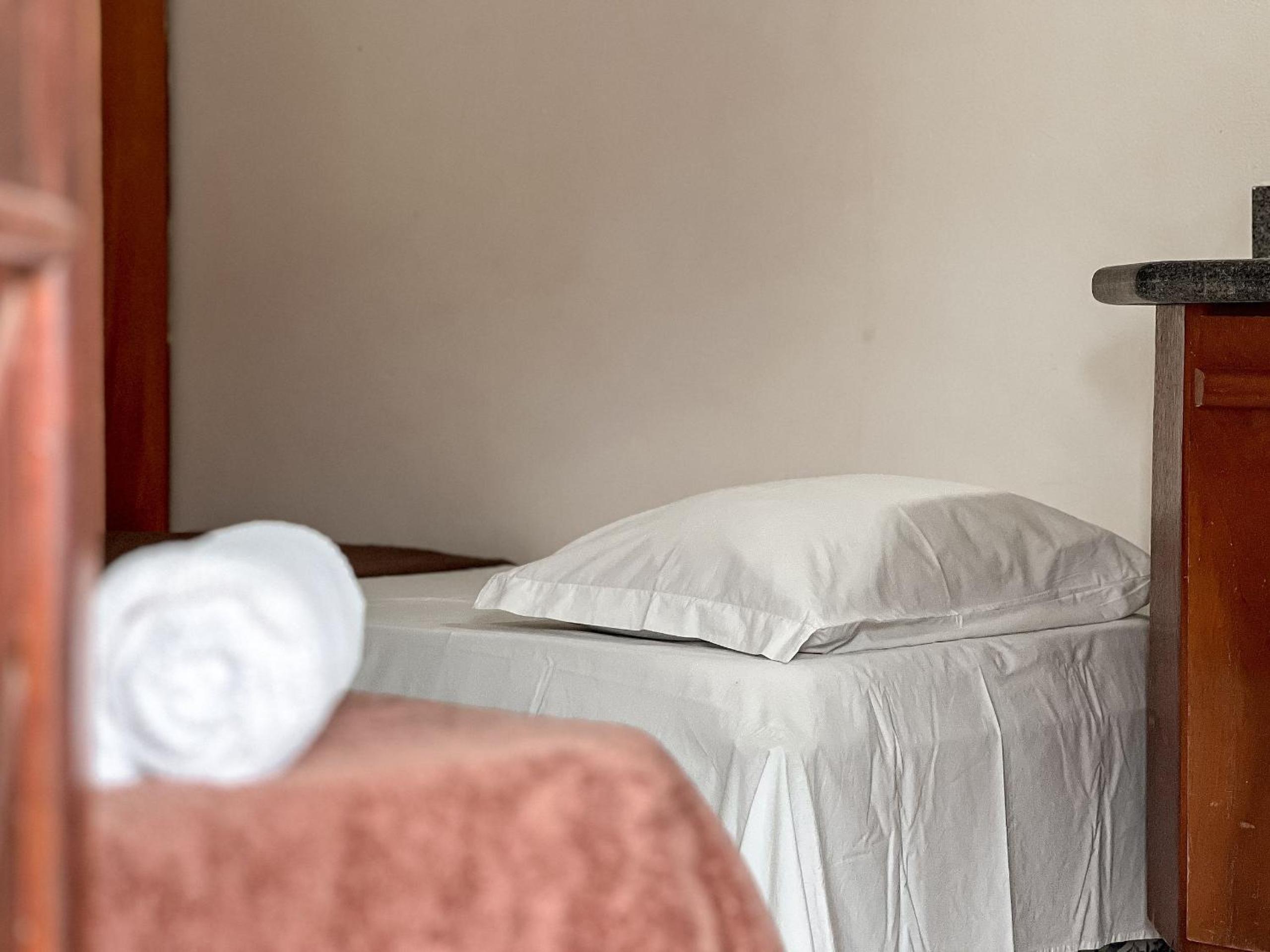 Casas com 2 ou 3 suítes (todas com ar split), com internet privativa 300MBPSno Residencial Nazareth, localizado a aproximadamente 80m da praia de Taperapuã