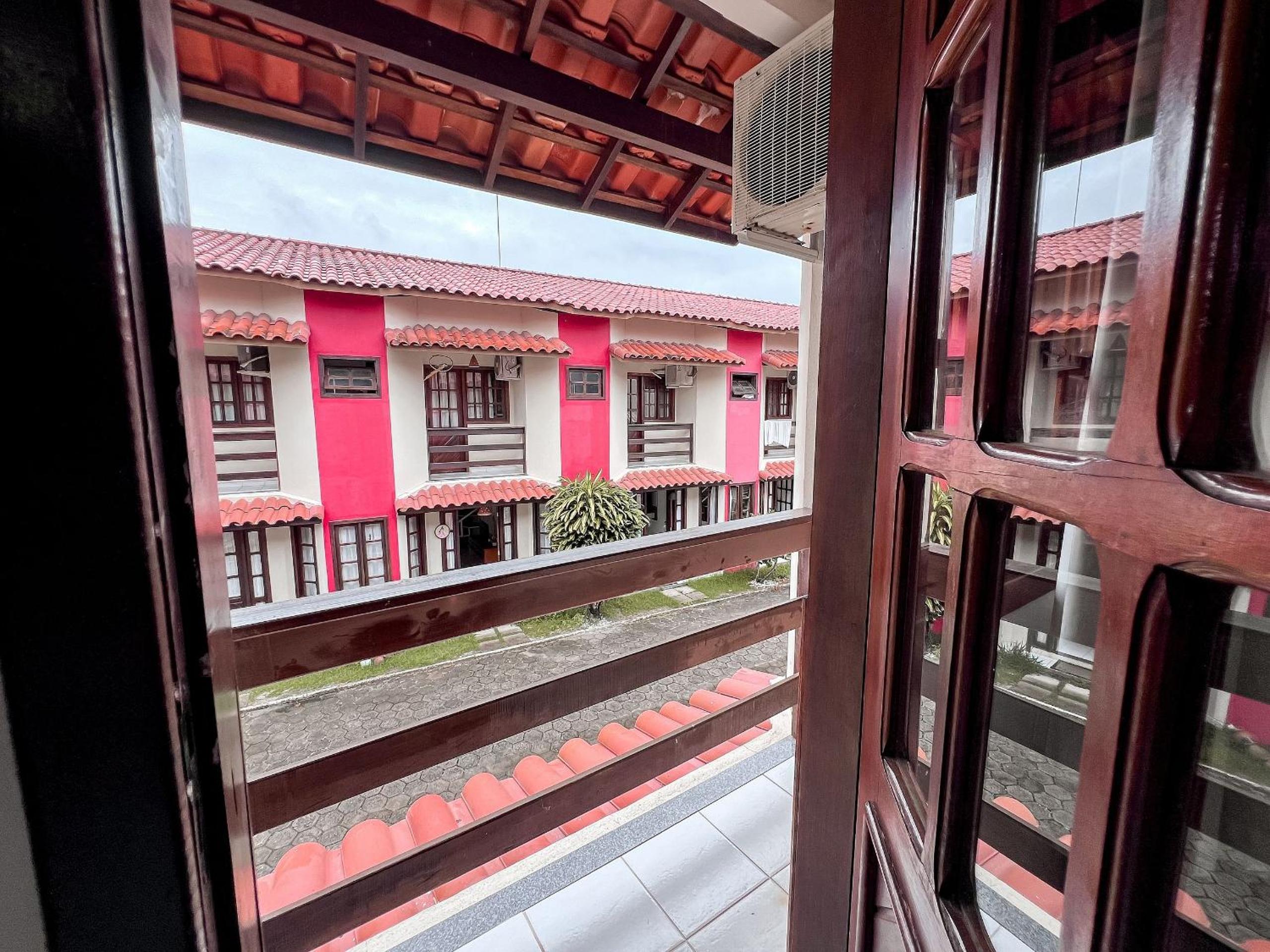 Casas com 2 ou 3 suítes (todas com ar split), com internet privativa 300MBPSno Residencial Nazareth, localizado a aproximadamente 80m da praia de Taperapuã