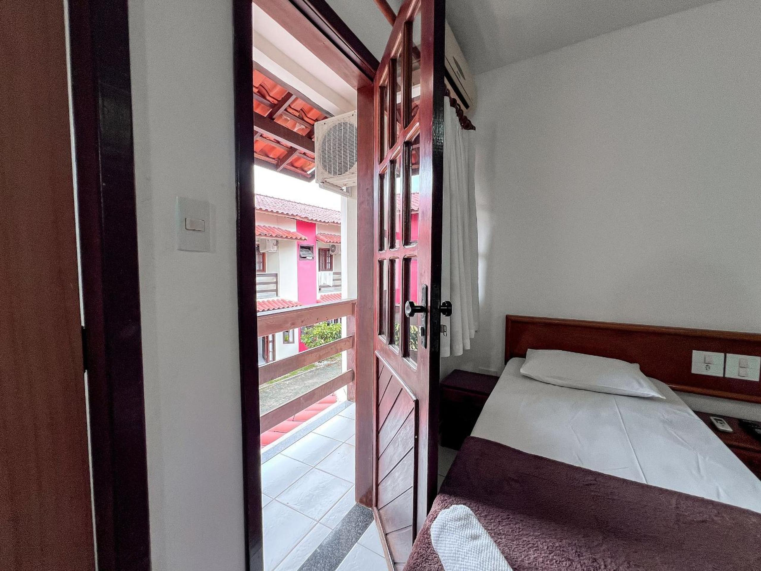 Casas com 2 ou 3 suítes (todas com ar split), com internet privativa 300MBPSno Residencial Nazareth, localizado a aproximadamente 80m da praia de Taperapuã