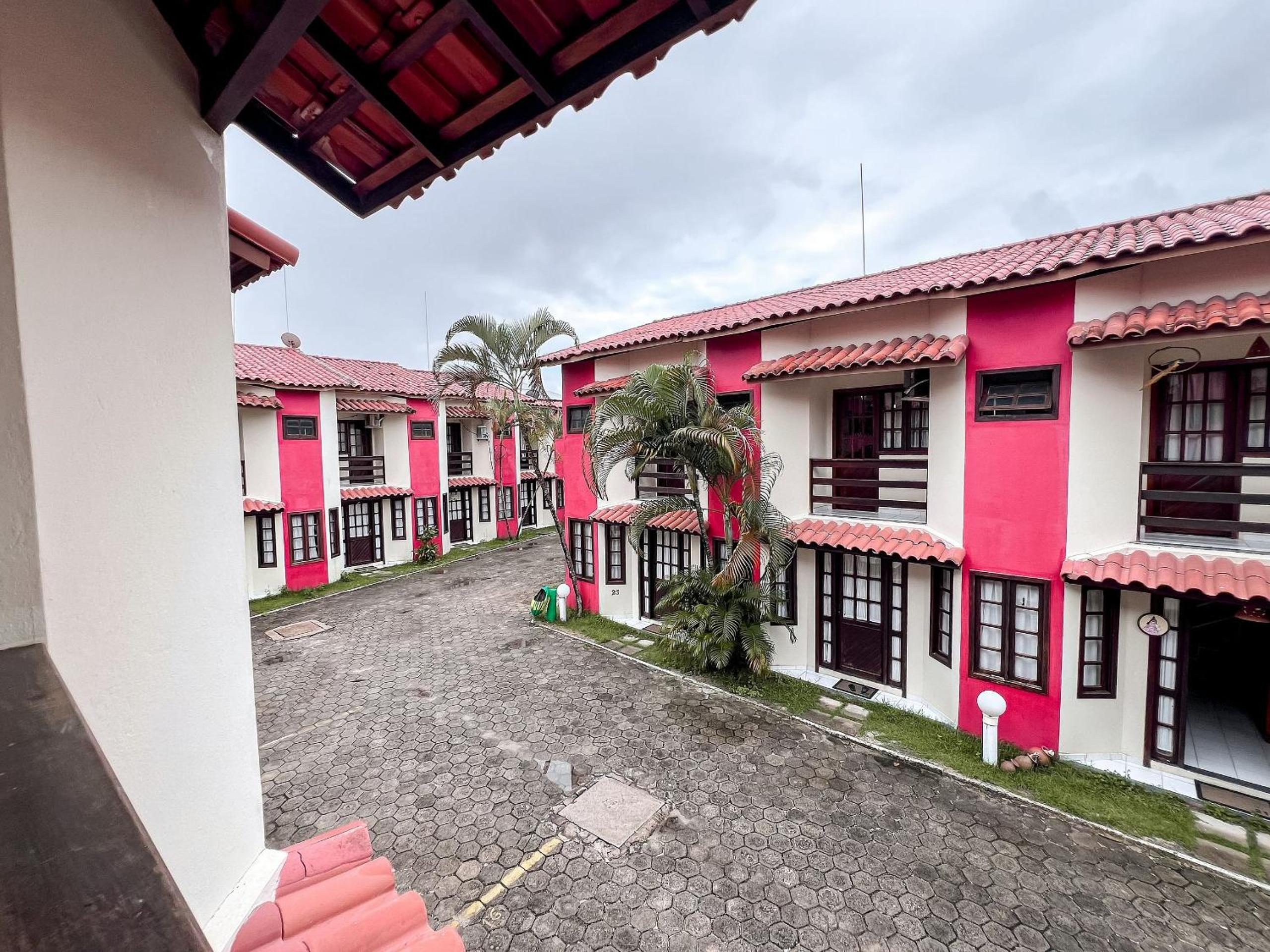 Casas com 2 ou 3 suítes (todas com ar split), com internet privativa 300MBPSno Residencial Nazareth, localizado a aproximadamente 80m da praia de Taperapuã