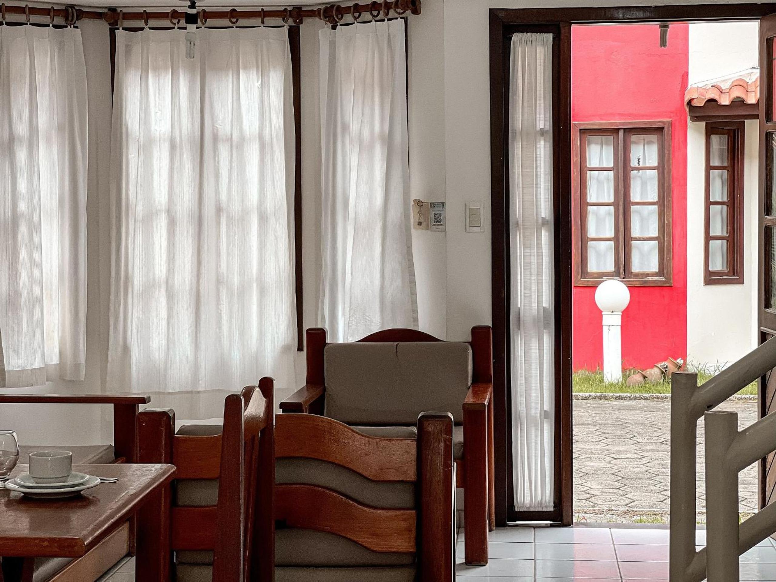 Casas com 2 ou 3 suítes (todas com ar split), com internet privativa 300MBPSno Residencial Nazareth, localizado a aproximadamente 80m da praia de Taperapuã