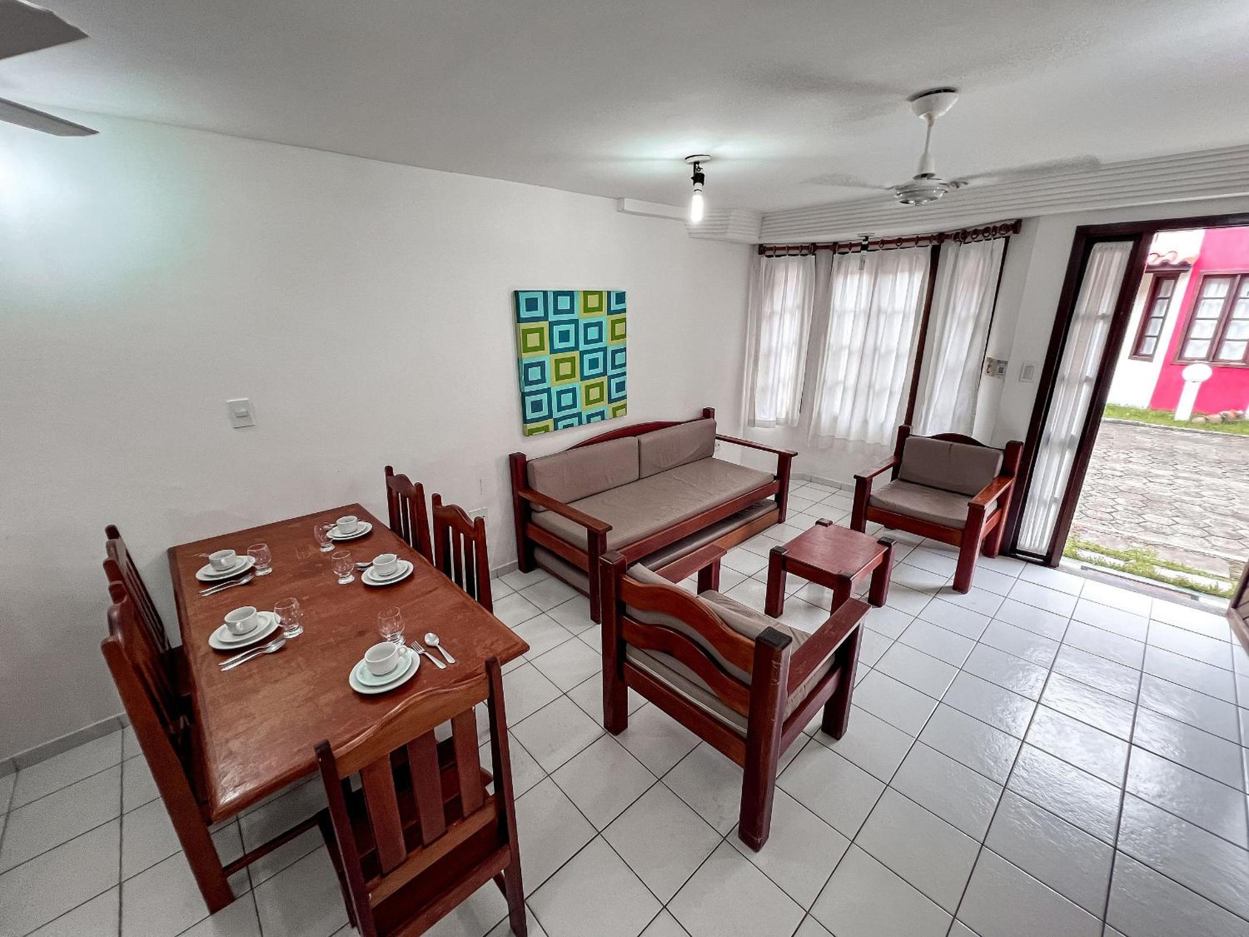 Casas com 2 ou 3 suítes (todas com ar split), com internet privativa 300MBPSno Residencial Nazareth, localizado a aproximadamente 80m da praia de Taperapuã