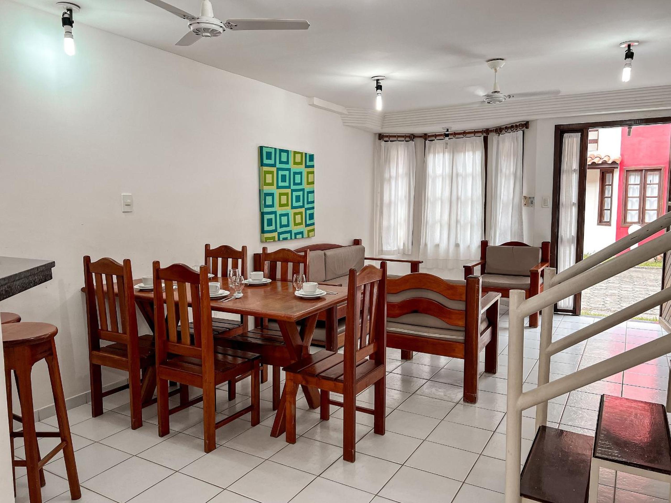 Casas com 2 ou 3 suítes (todas com ar split), com internet privativa 300MBPSno Residencial Nazareth, localizado a aproximadamente 80m da praia de Taperapuã