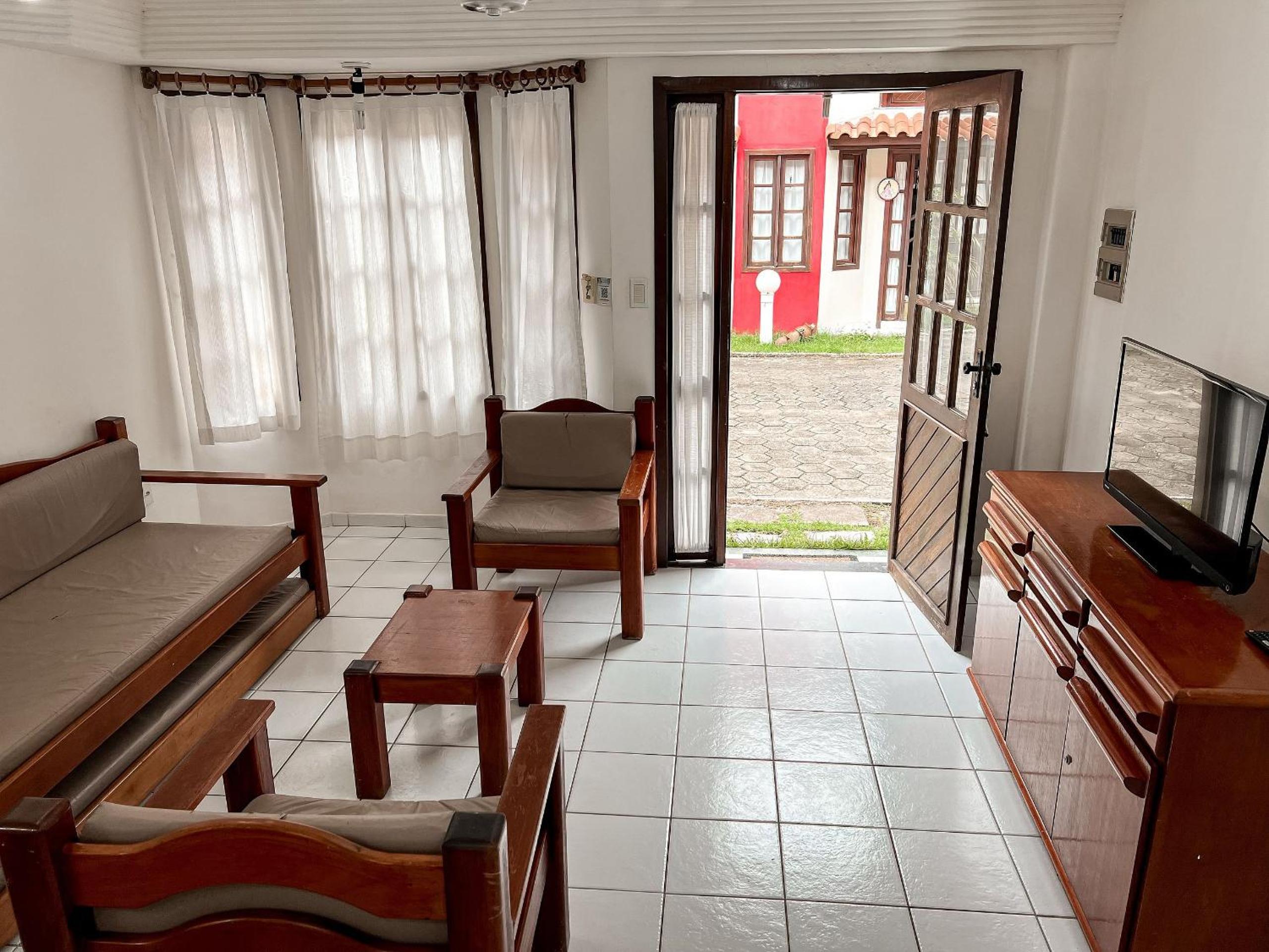 Casas com 2 ou 3 suítes (todas com ar split), com internet privativa 300MBPSno Residencial Nazareth, localizado a aproximadamente 80m da praia de Taperapuã