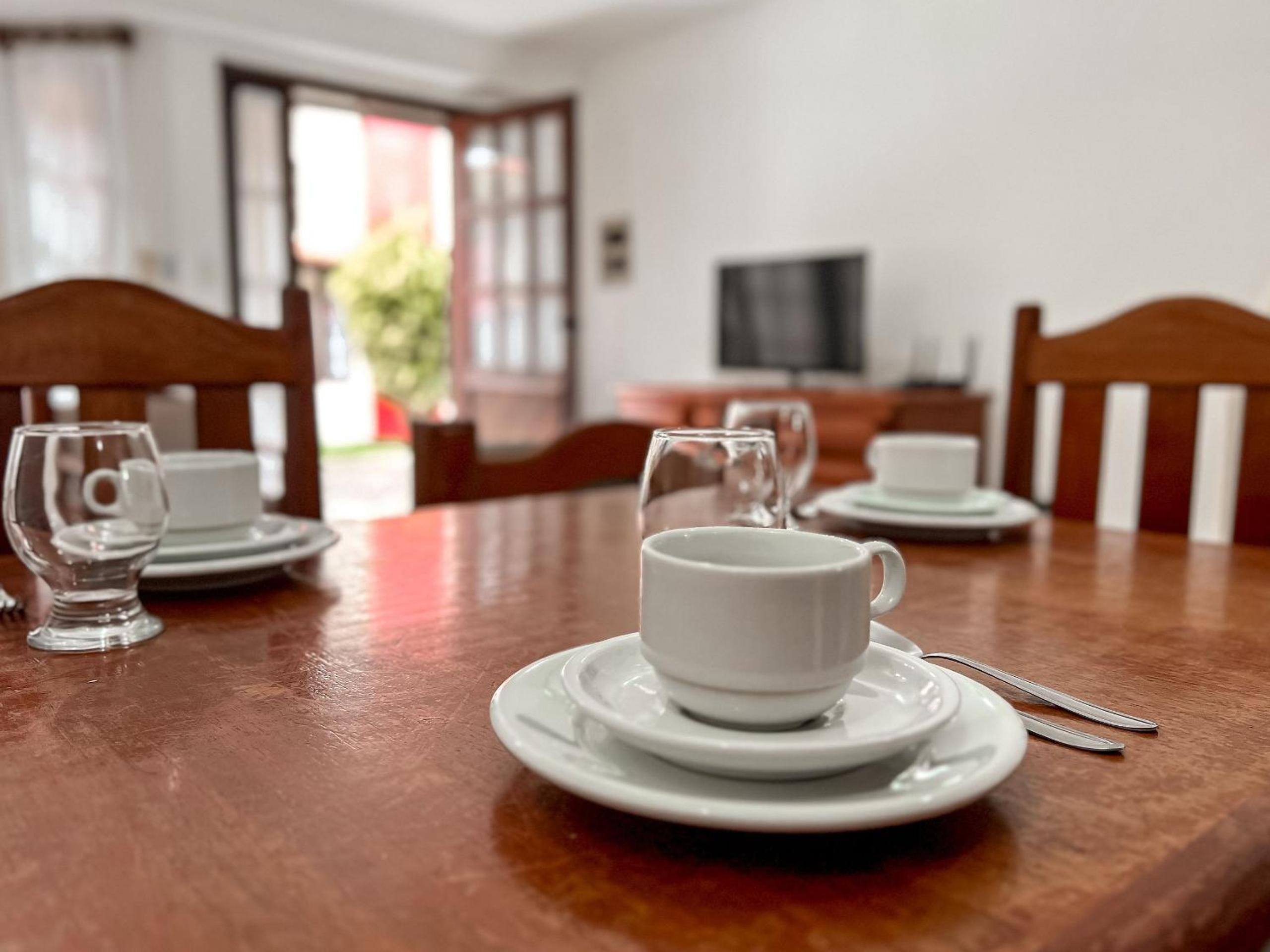 Casas com 2 ou 3 suítes (todas com ar split), com internet privativa 300MBPSno Residencial Nazareth, localizado a aproximadamente 80m da praia de Taperapuã