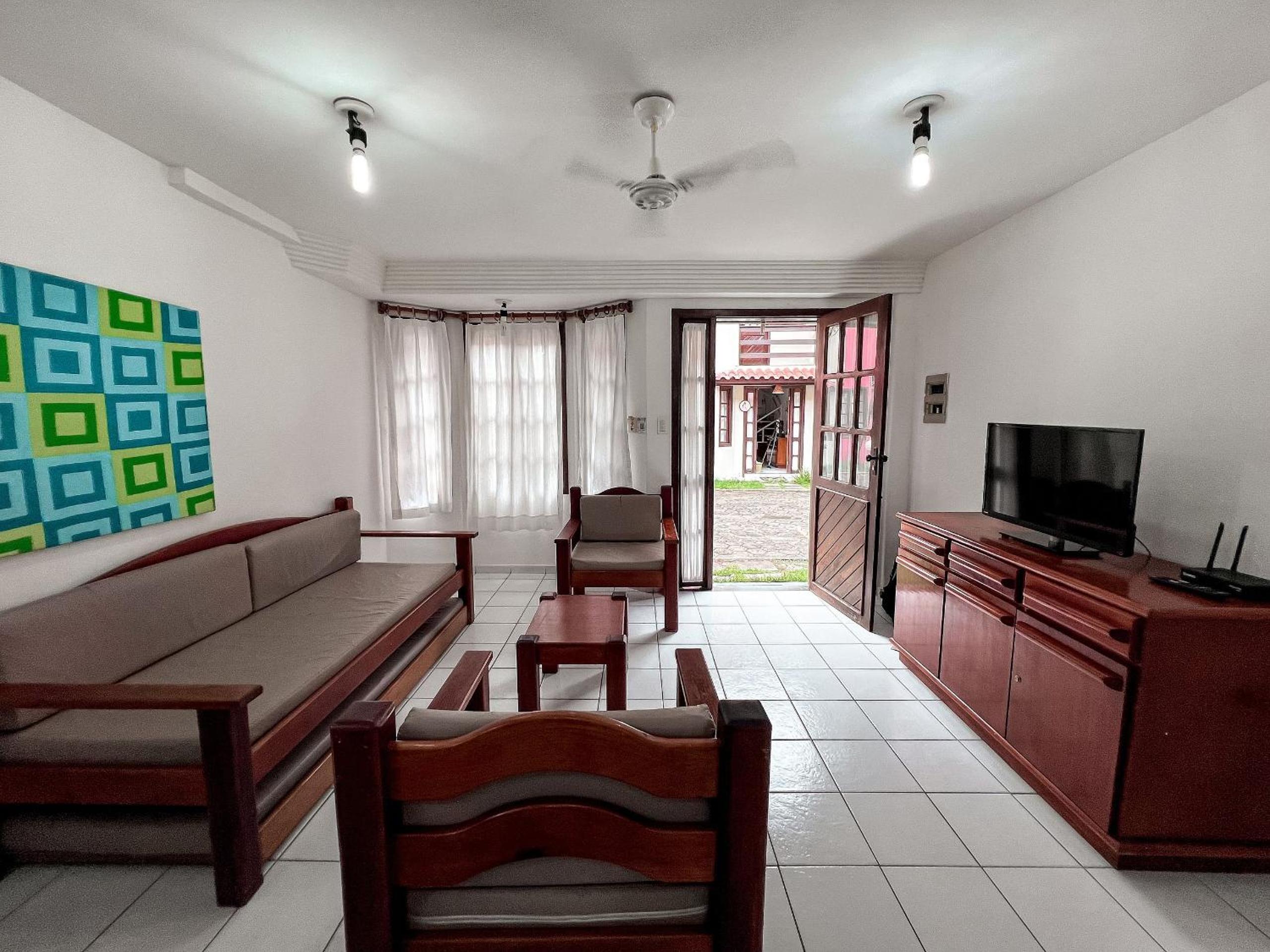 Casas com 2 ou 3 suítes (todas com ar split), com internet privativa 300MBPSno Residencial Nazareth, localizado a aproximadamente 80m da praia de Taperapuã