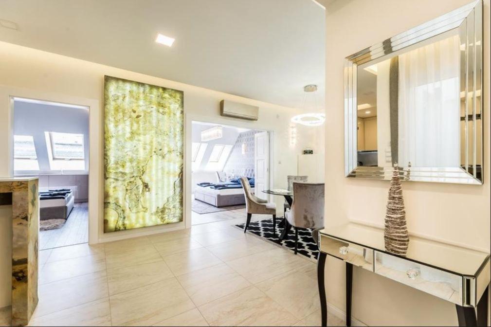 Jacuzzi Roofterrace Luxury over the Opera view 3