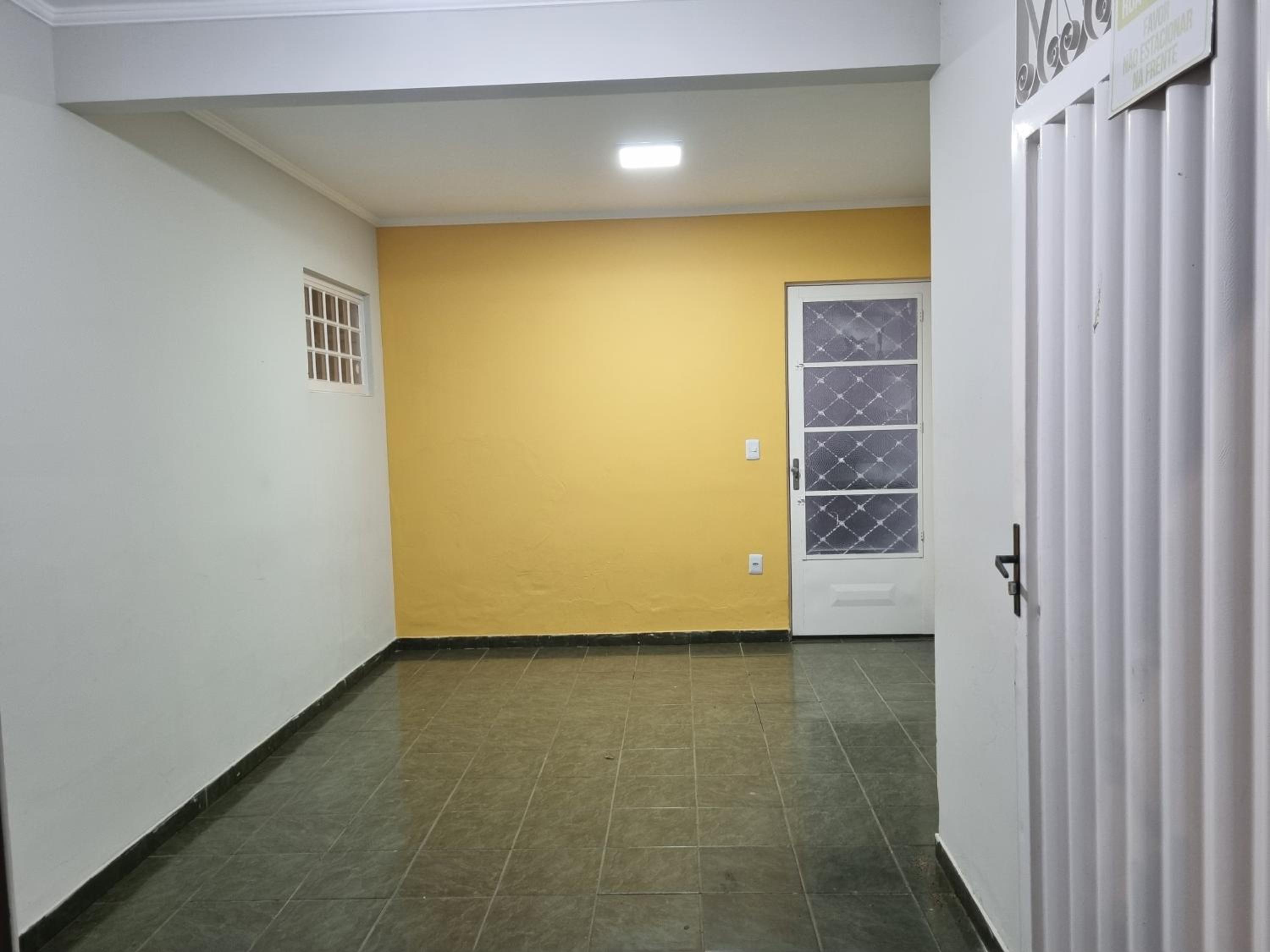 Casa com dois quartos,dois banheiros,sendo uma suíte,sala de estar cozinha e garagem