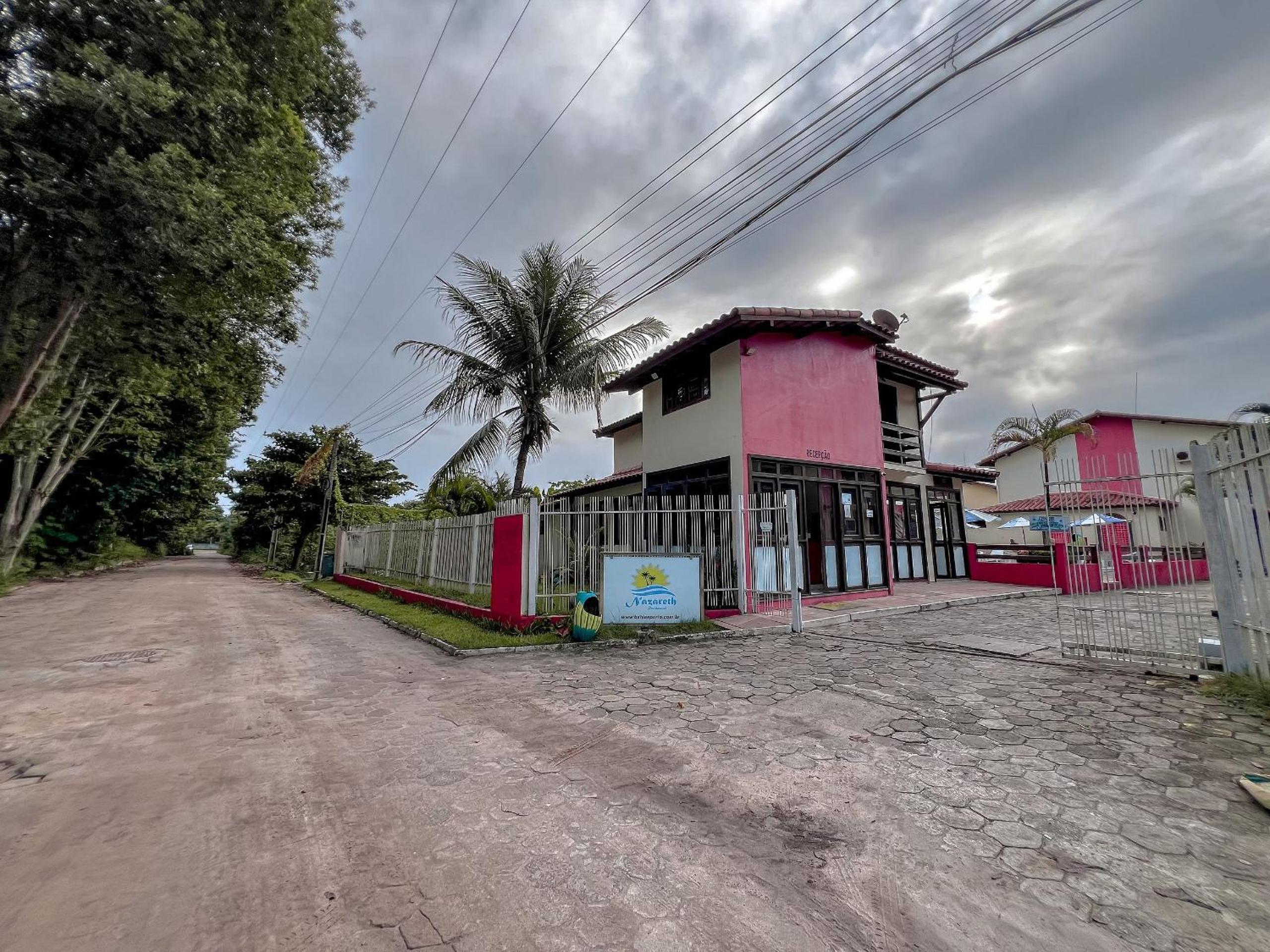 Casas com 2 ou 3 suítes (todas com ar split), com internet privativa 300MBPSno Residencial Nazareth, localizado a aproximadamente 80m da praia de Taperapuã