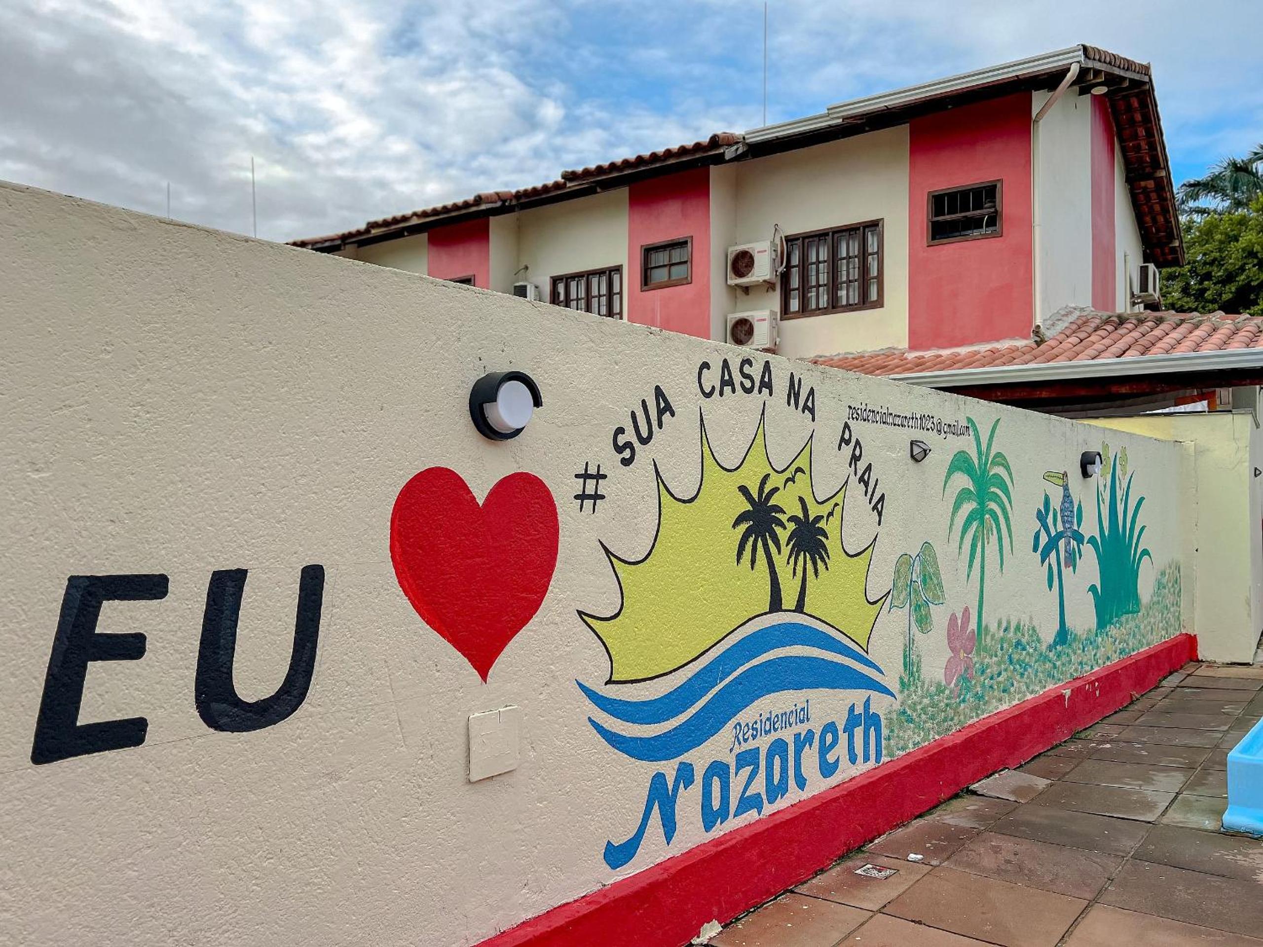 Casas com 2 ou 3 suítes (todas com ar split), com internet privativa 300MBPSno Residencial Nazareth, localizado a aproximadamente 80m da praia de Taperapuã