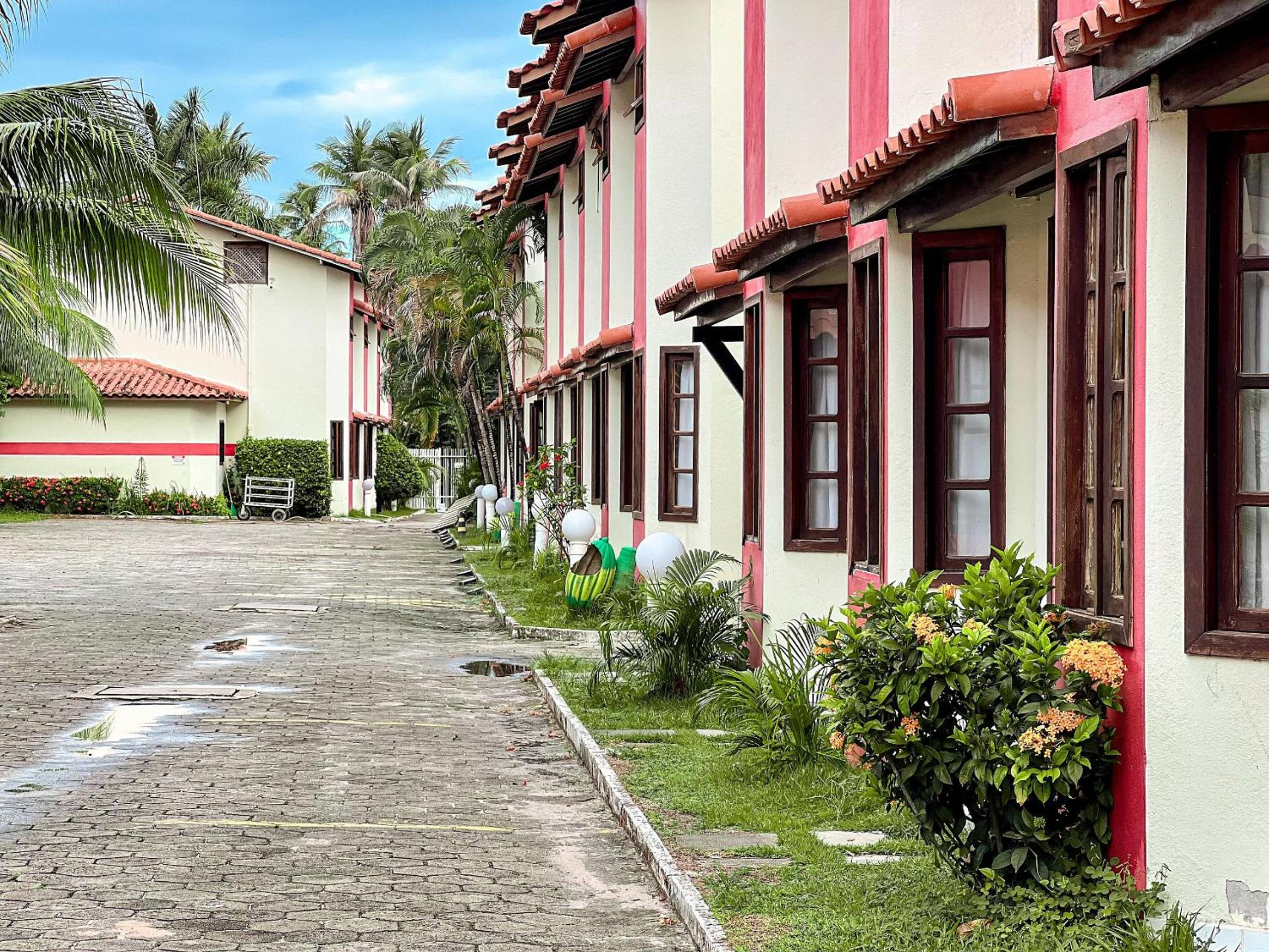Casas com 2 ou 3 suítes (todas com ar split), com internet privativa 300MBPSno Residencial Nazareth, localizado a aproximadamente 80m da praia de Taperapuã
