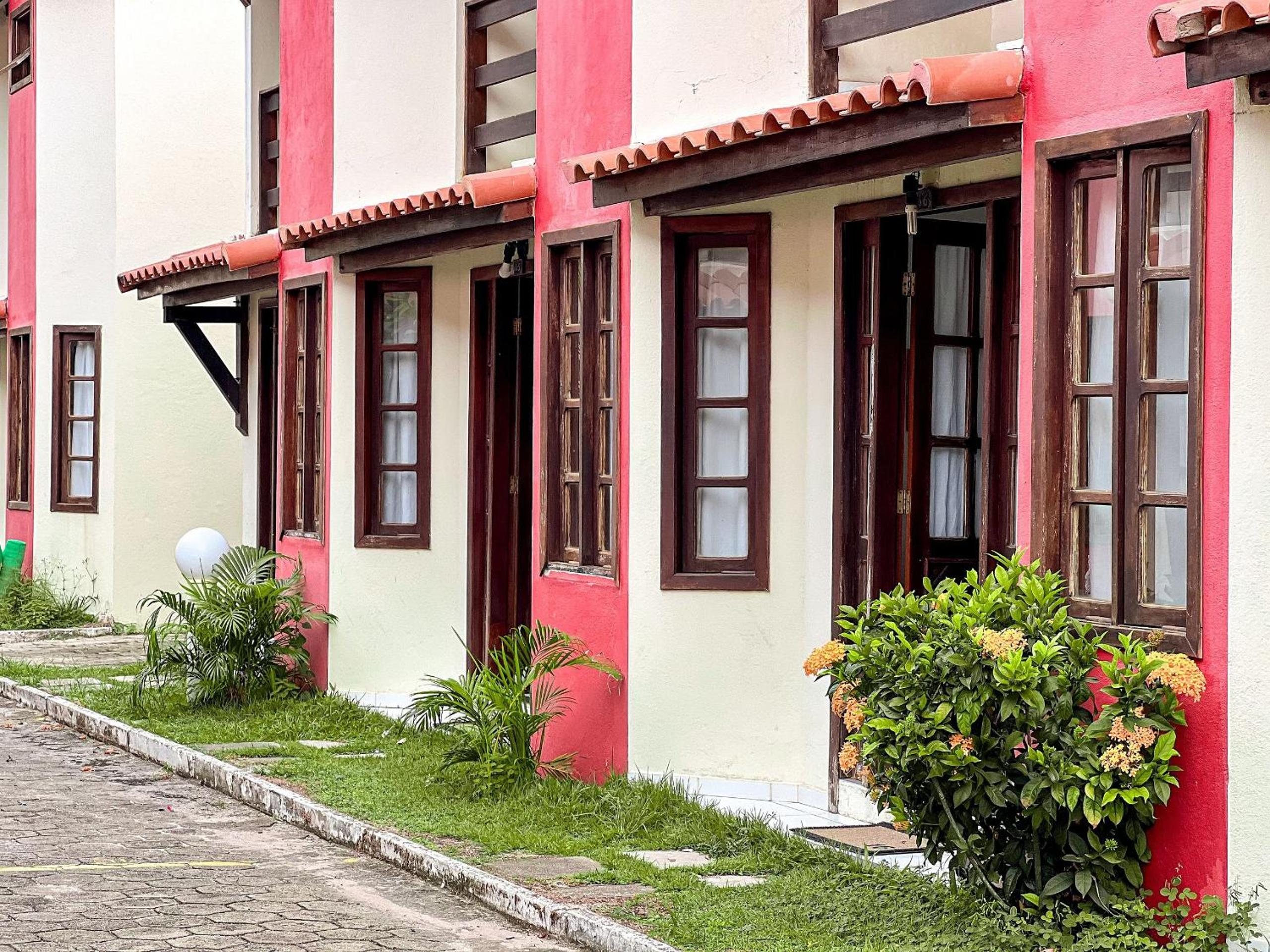 Casas com 2 ou 3 suítes (todas com ar split), com internet privativa 300MBPSno Residencial Nazareth, localizado a aproximadamente 80m da praia de Taperapuã