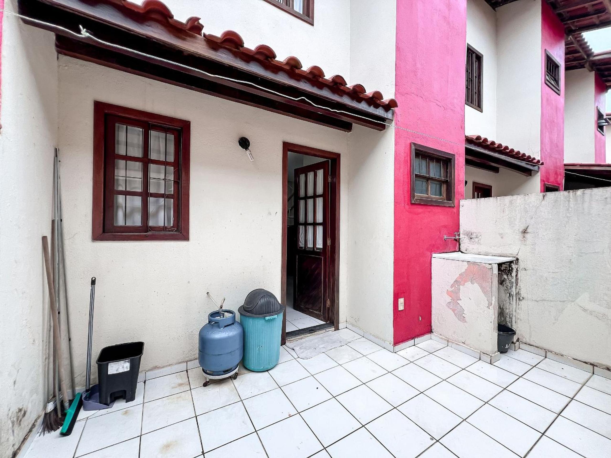 Casas com 2 ou 3 suítes (todas com ar split), com internet privativa 300MBPSno Residencial Nazareth, localizado a aproximadamente 80m da praia de Taperapuã