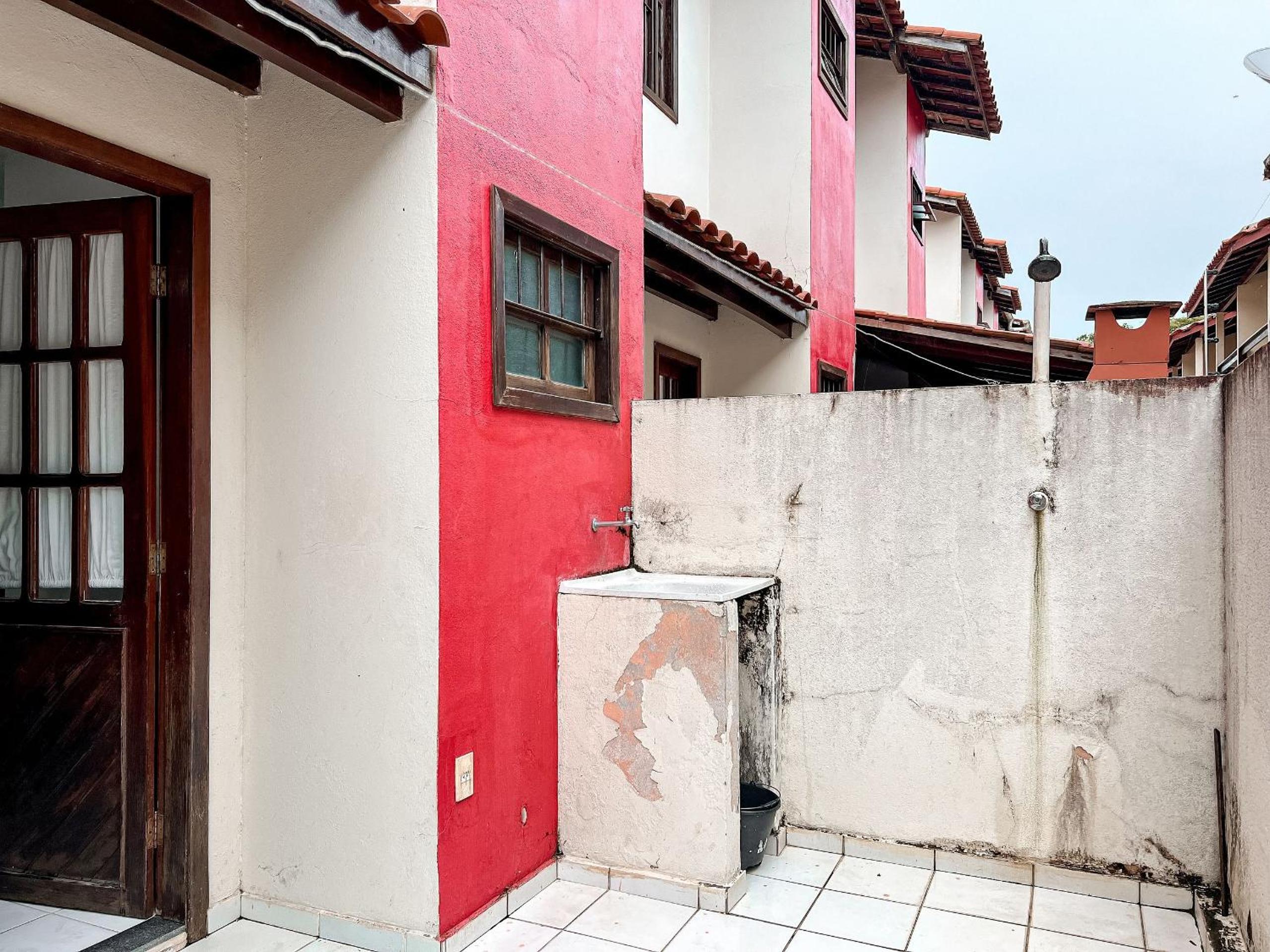 Casas com 2 ou 3 suítes (todas com ar split), com internet privativa 300MBPSno Residencial Nazareth, localizado a aproximadamente 80m da praia de Taperapuã