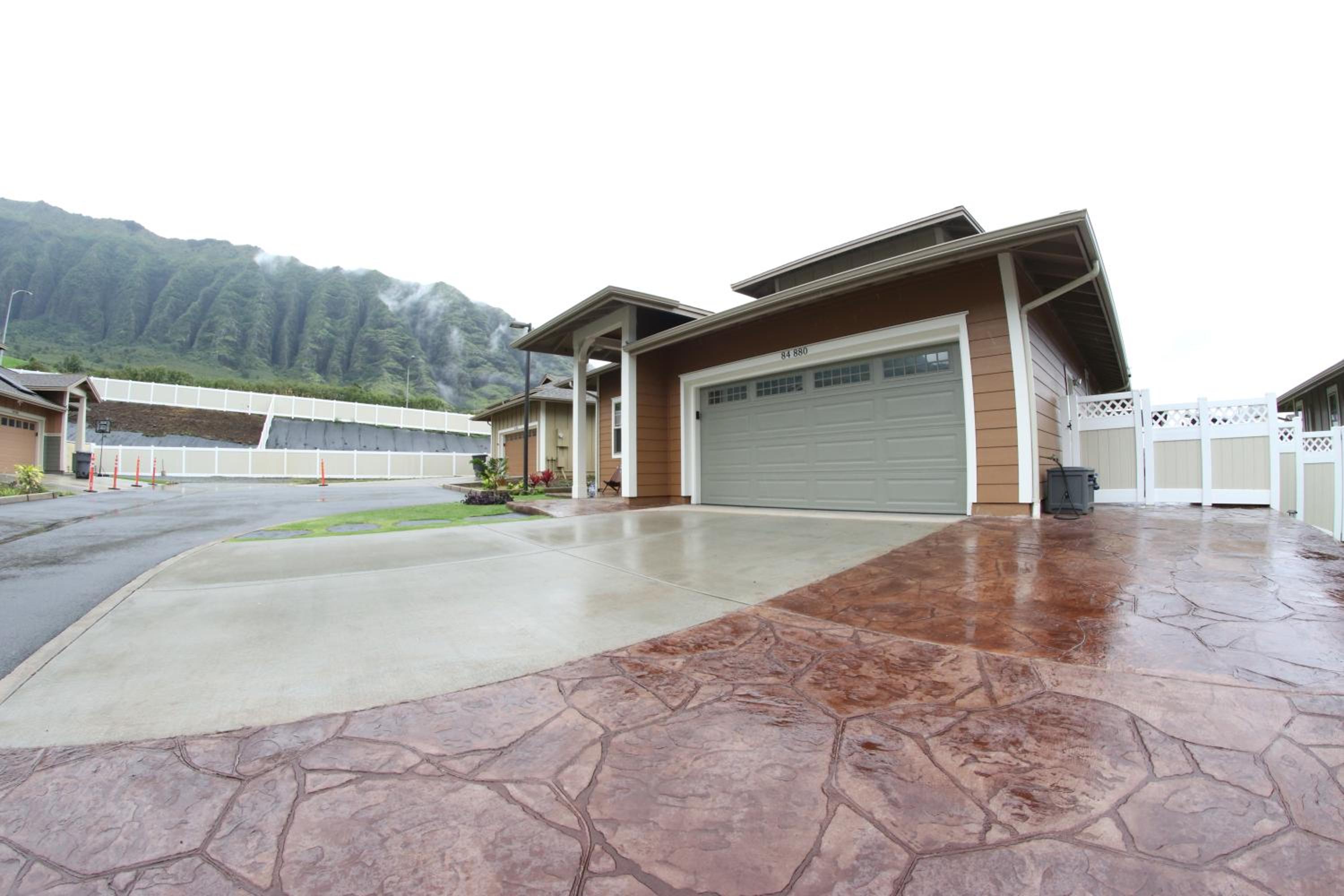 New 4 Bedroom Home with Ocean and Gorgeous Mountain Views in the gated community of Mauna Olu view 3