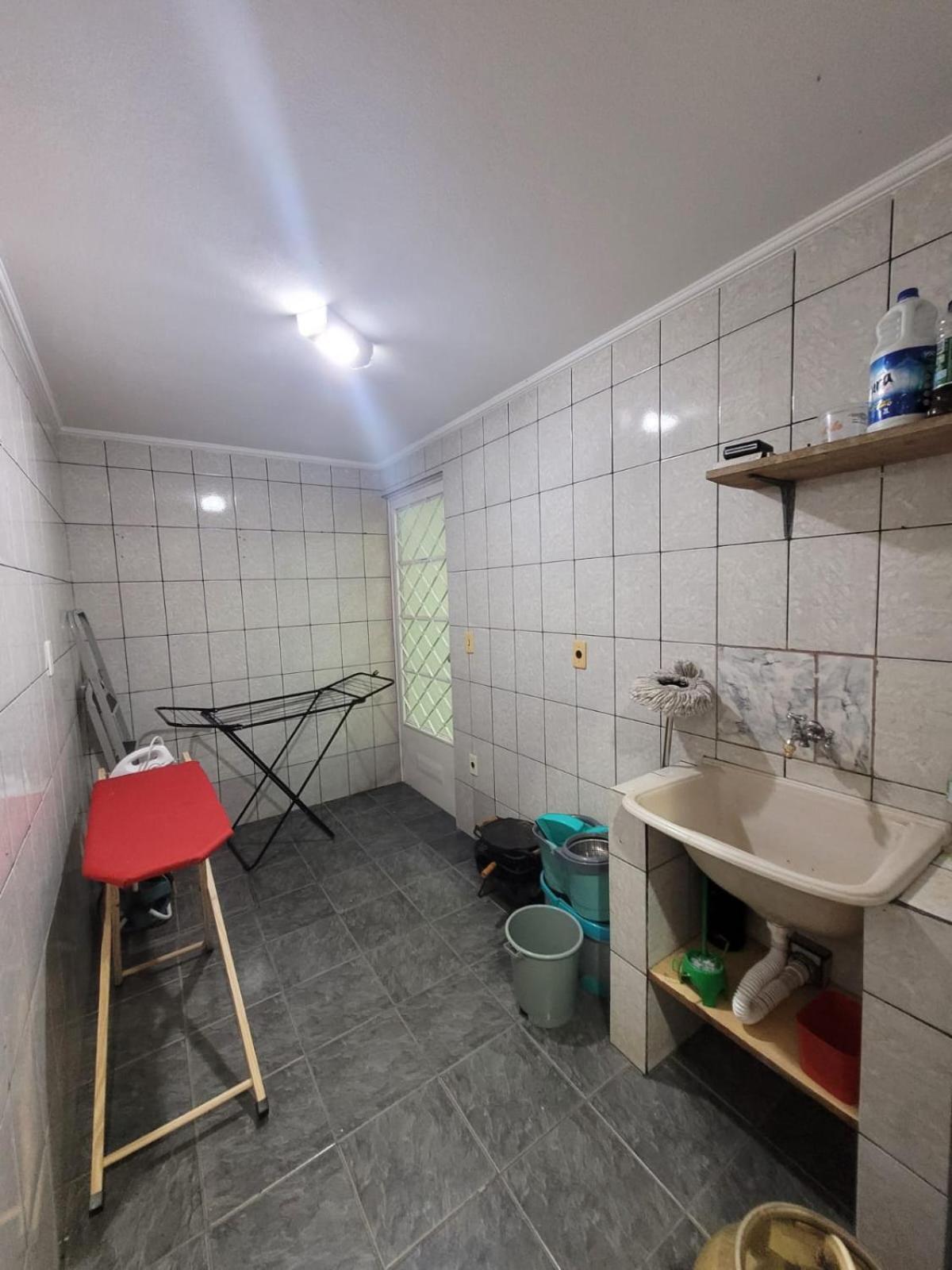 Casa com dois quartos,dois banheiros,sendo uma suíte,sala de estar cozinha e garagem