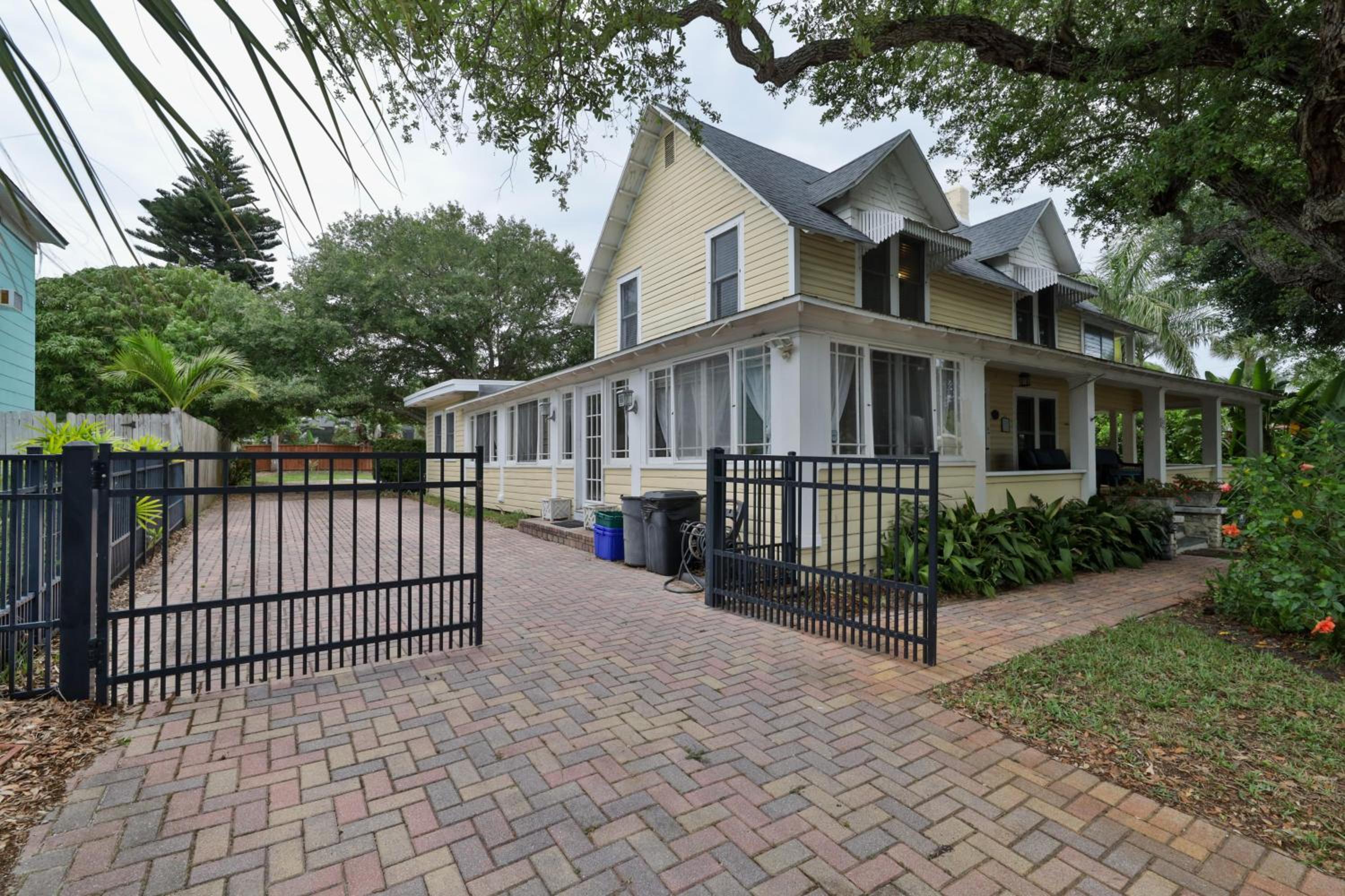 Vintage Coastal Retreat 2Br Home Near Flagler Ave & Beach view 4