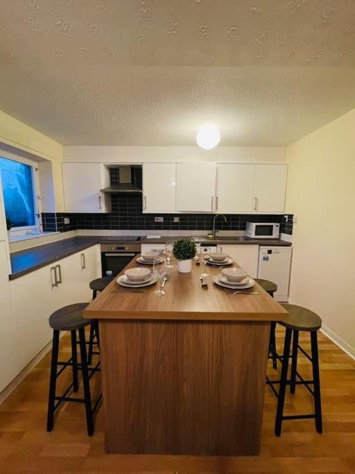 Edinburgh Two Bedrooms Apartment with Free Parking view 5