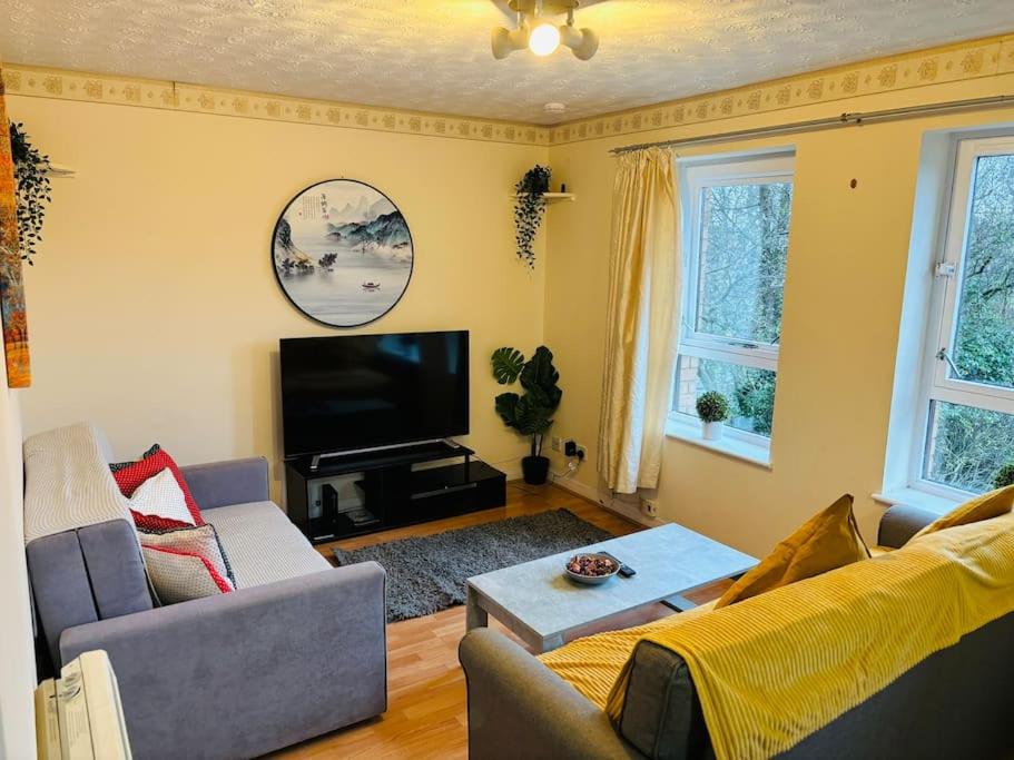 Edinburgh Two Bedrooms Apartment with Free Parking view 3