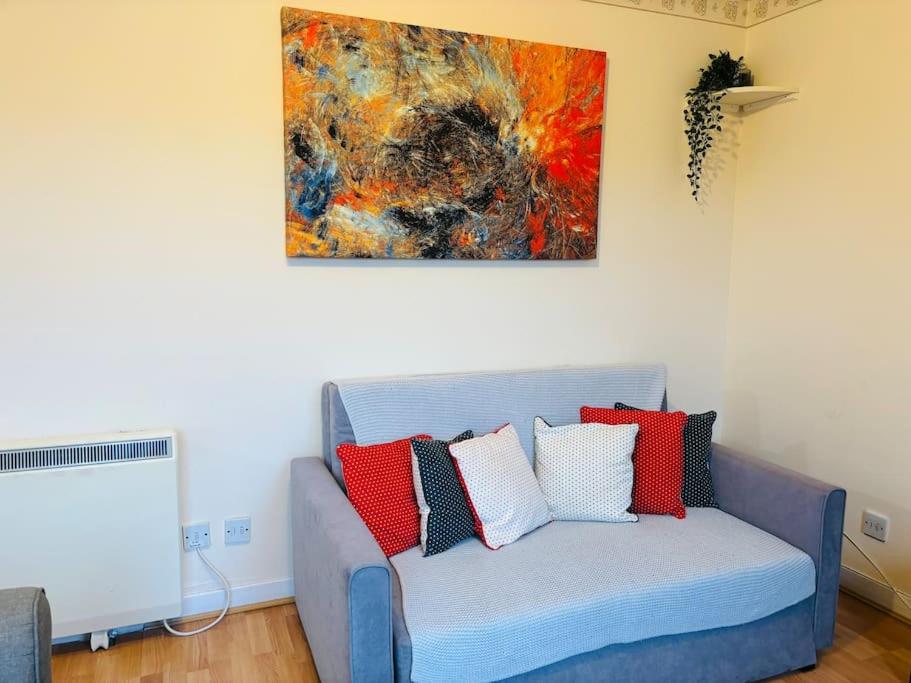 Edinburgh Two Bedrooms Apartment with Free Parking view 4
