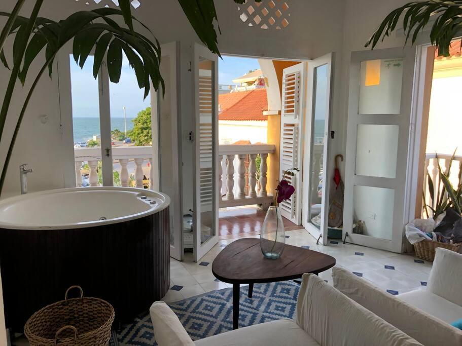 COZY LOFT WHIT JACUZZI & OCEAN VIEW IN WALLED CITY